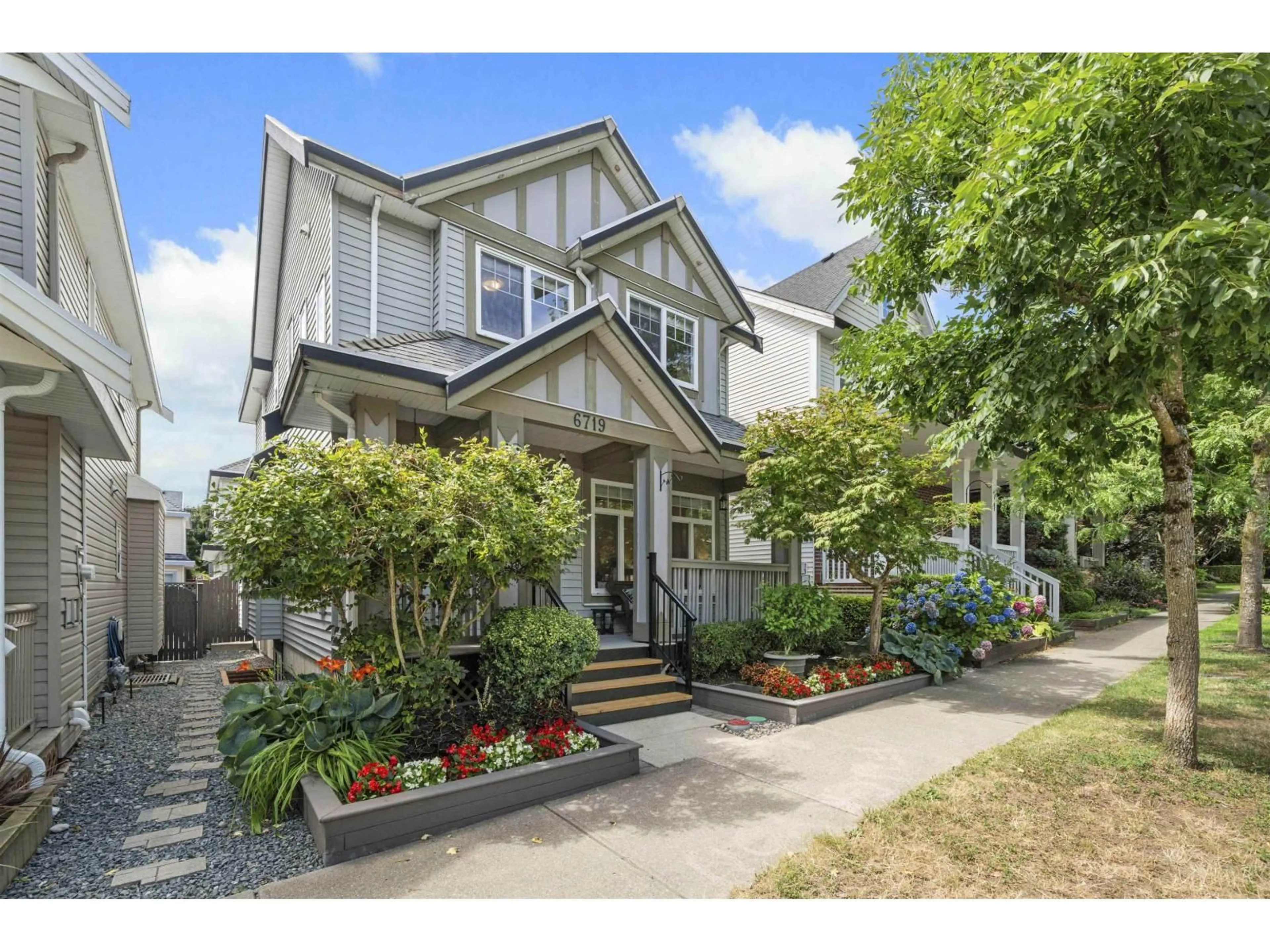 Home with vinyl exterior material, street for 6719 193B, Surrey British Columbia V4N5W5