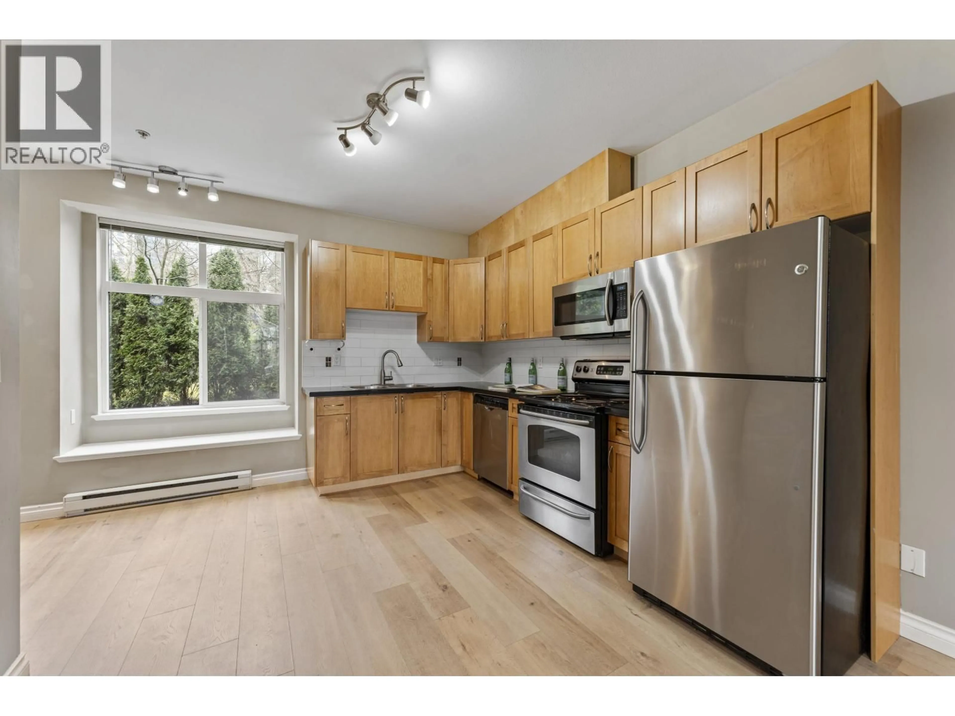 Standard kitchen, wood/laminate floor for 121 - 7333 16TH AVENUE, Burnaby British Columbia V3N0A8