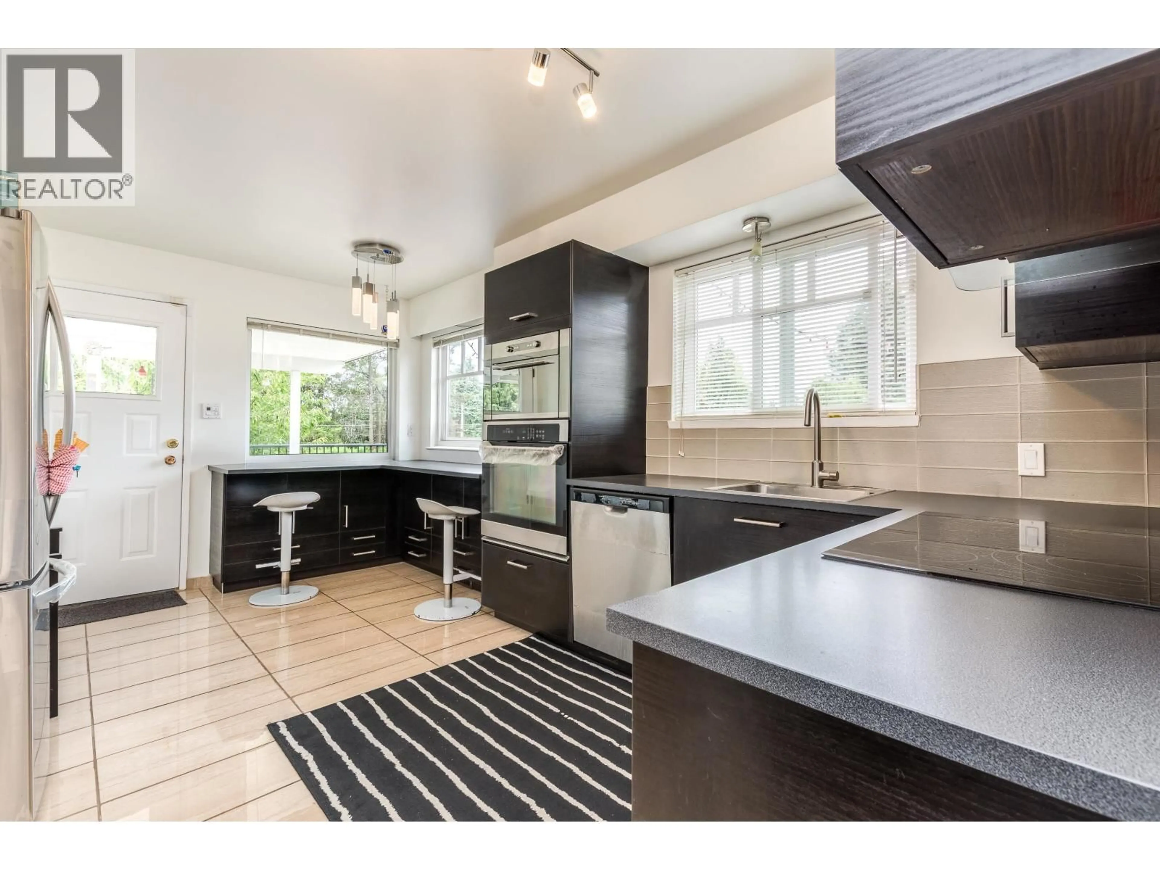 Open concept kitchen, ceramic/tile floor for 7182 GIBSON STREET, Burnaby British Columbia V5A1P3