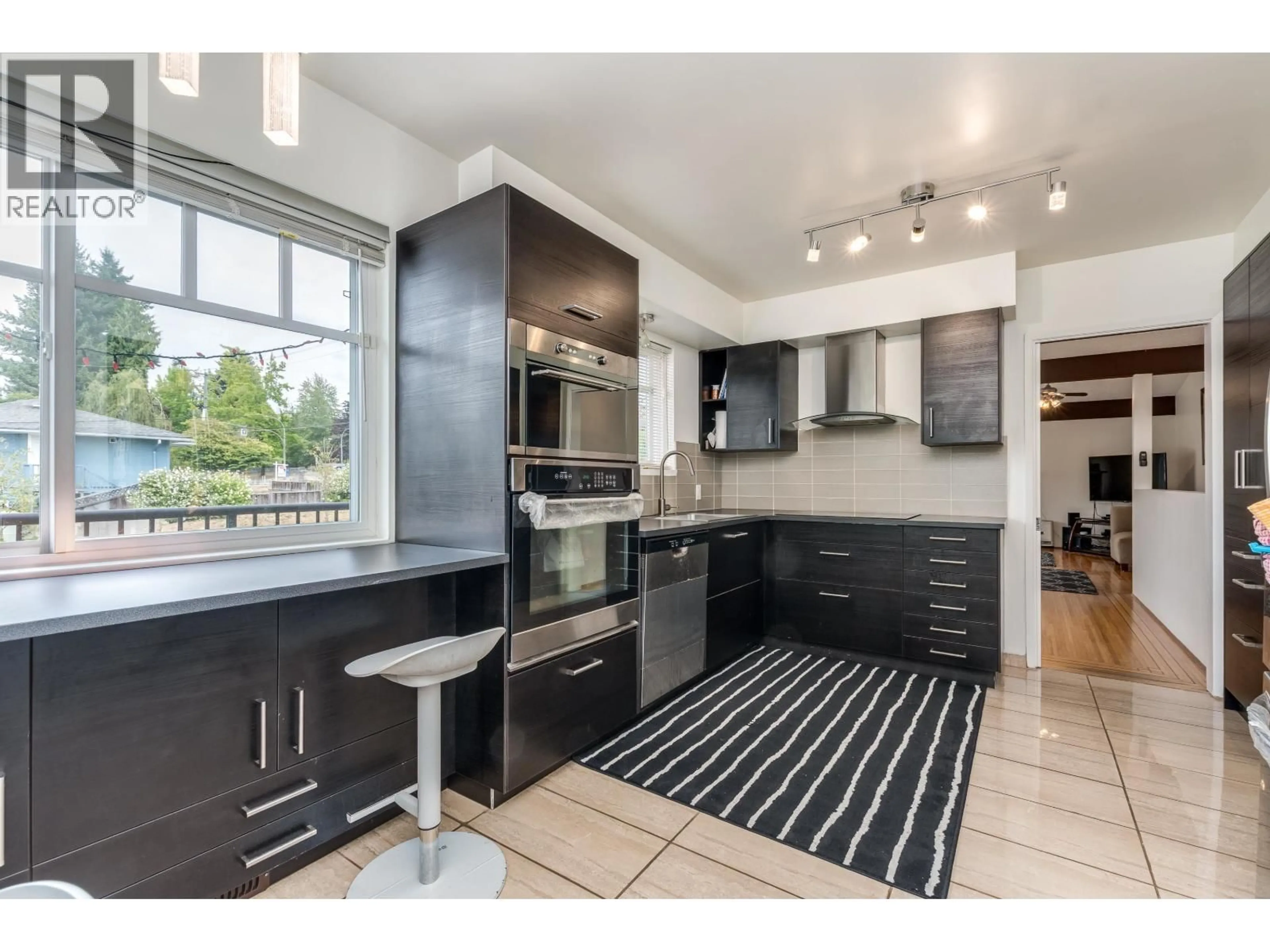 Open concept kitchen, ceramic/tile floor for 7182 GIBSON STREET, Burnaby British Columbia V5A1P3