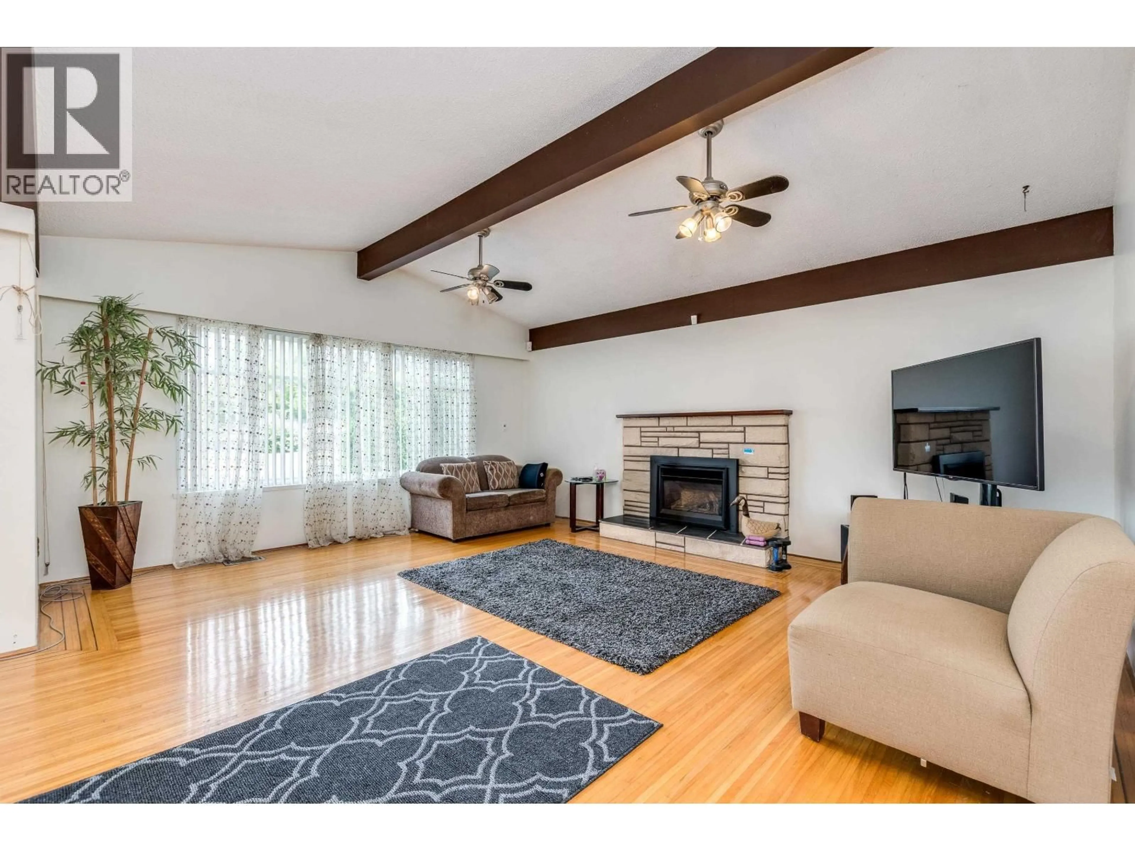 Living room with furniture, wood/laminate floor for 7182 GIBSON STREET, Burnaby British Columbia V5A1P3
