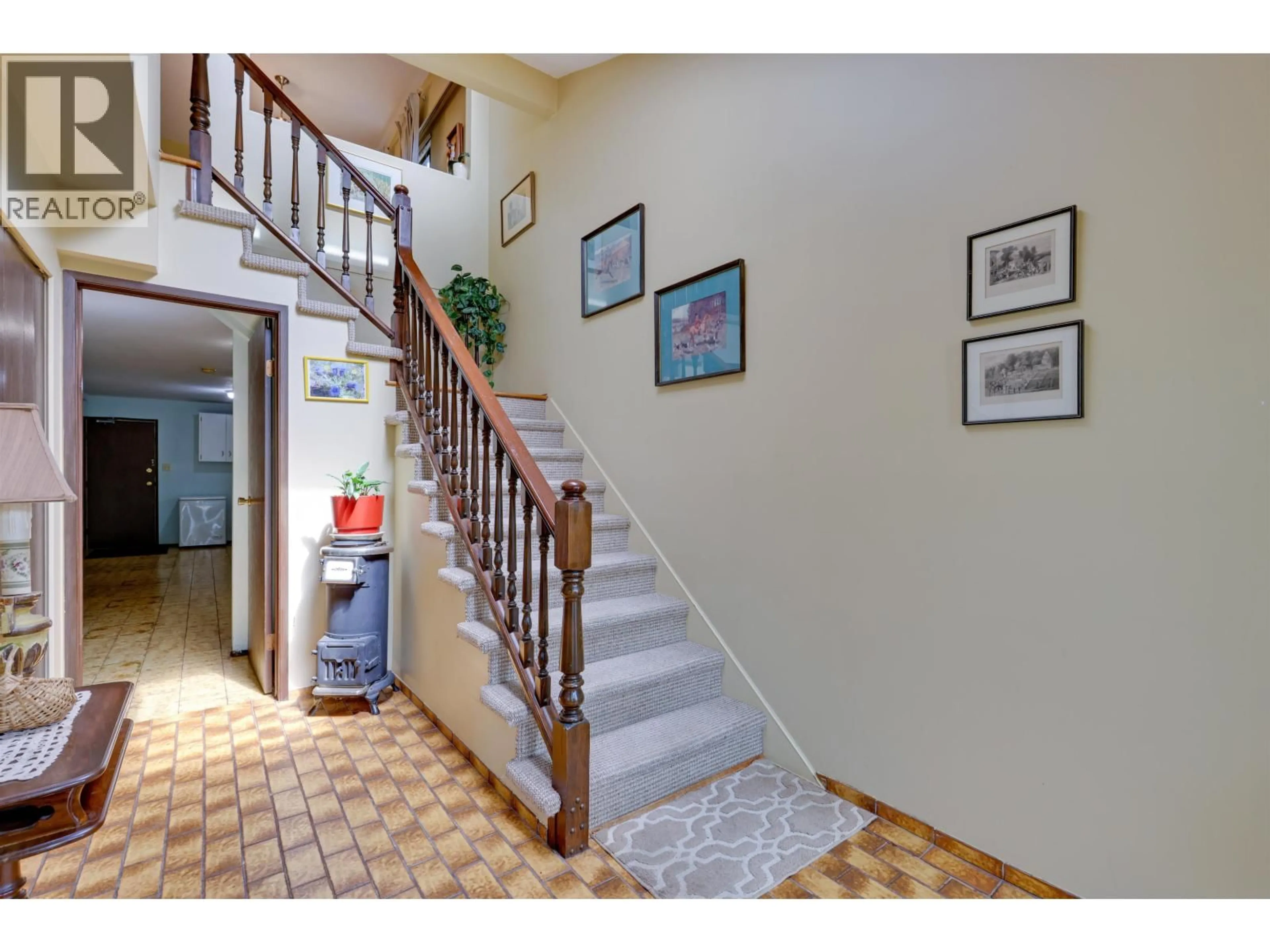 Indoor foyer for 2855 22ND AVENUE, Vancouver British Columbia V6L1M7