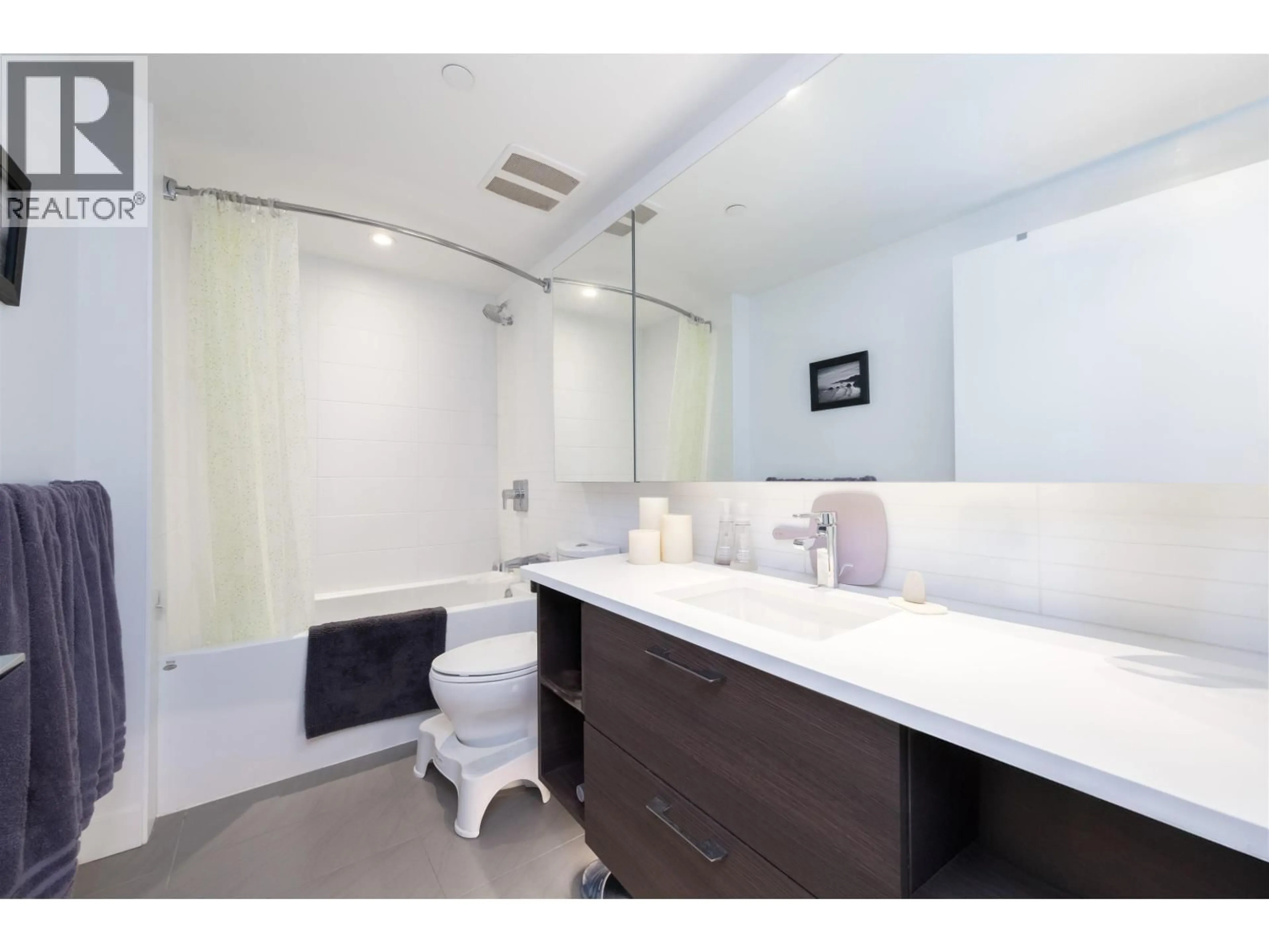 Standard bathroom, unknown for 912 - 3557 SAWMILL CRESCENT, Vancouver British Columbia V5S0E2