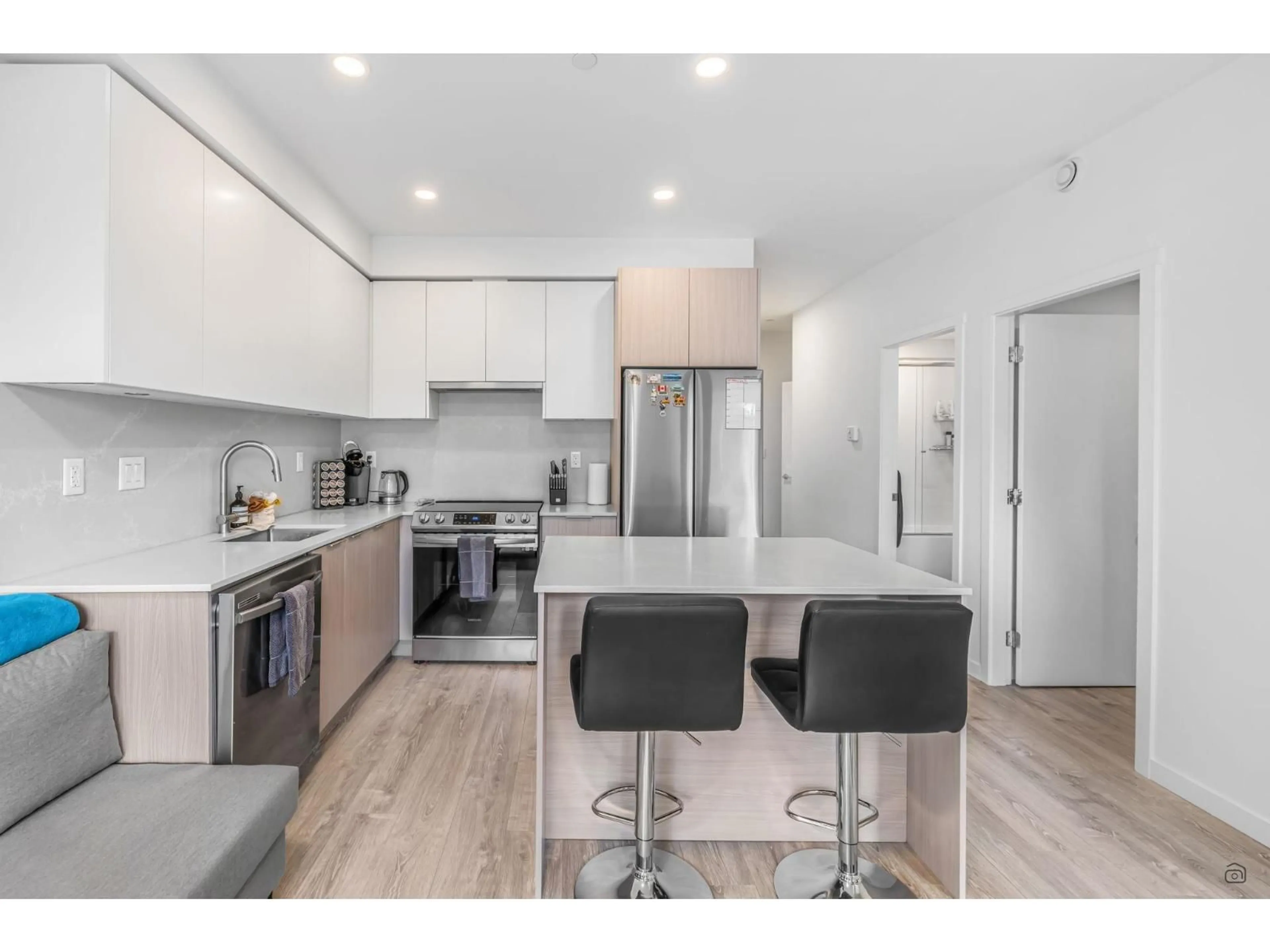 Open concept kitchen, wood/laminate floor for 307 - 13969 96, Surrey British Columbia V3T0T1