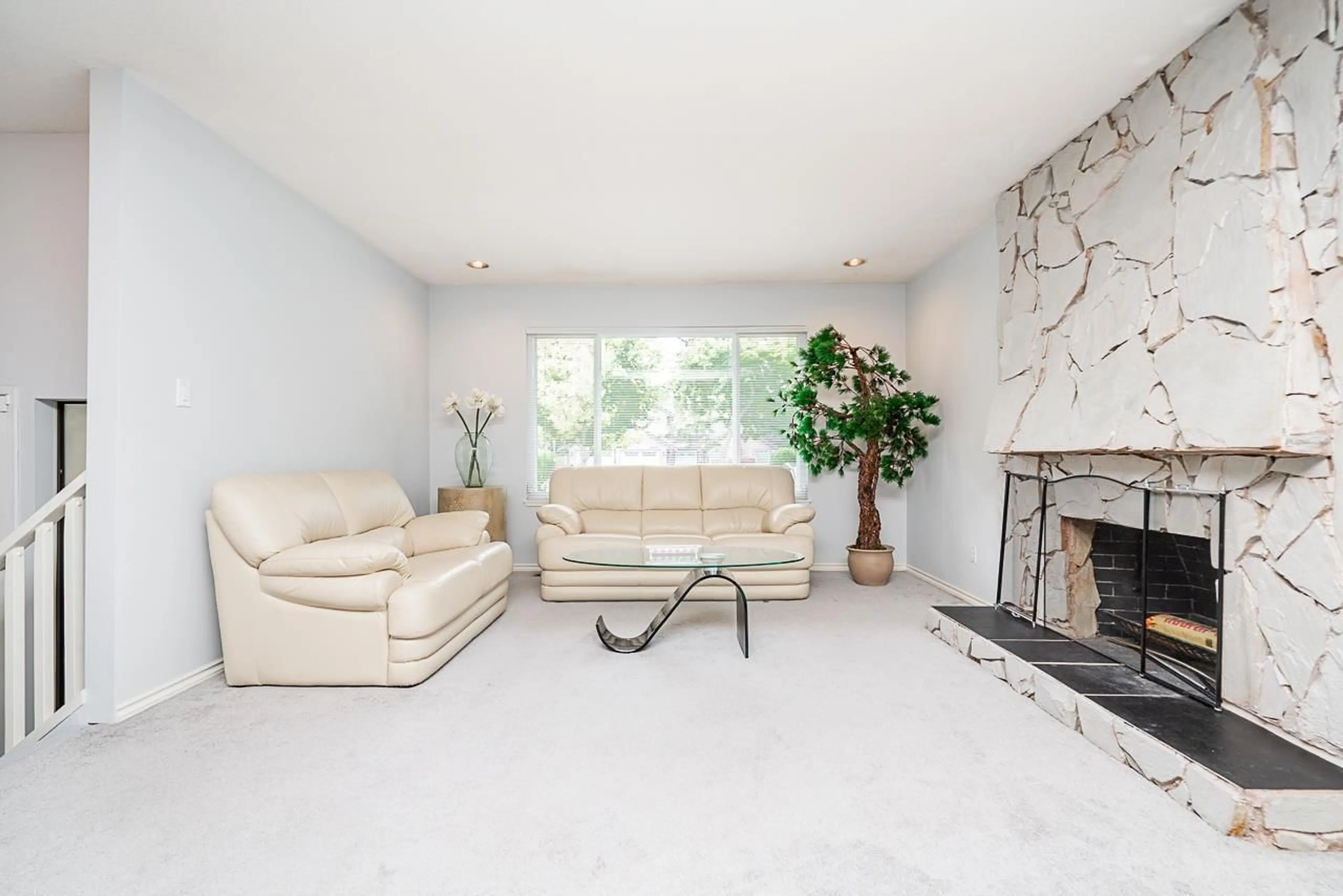 Living room with furniture, unknown for 14921 99A, Surrey British Columbia V3R7M9