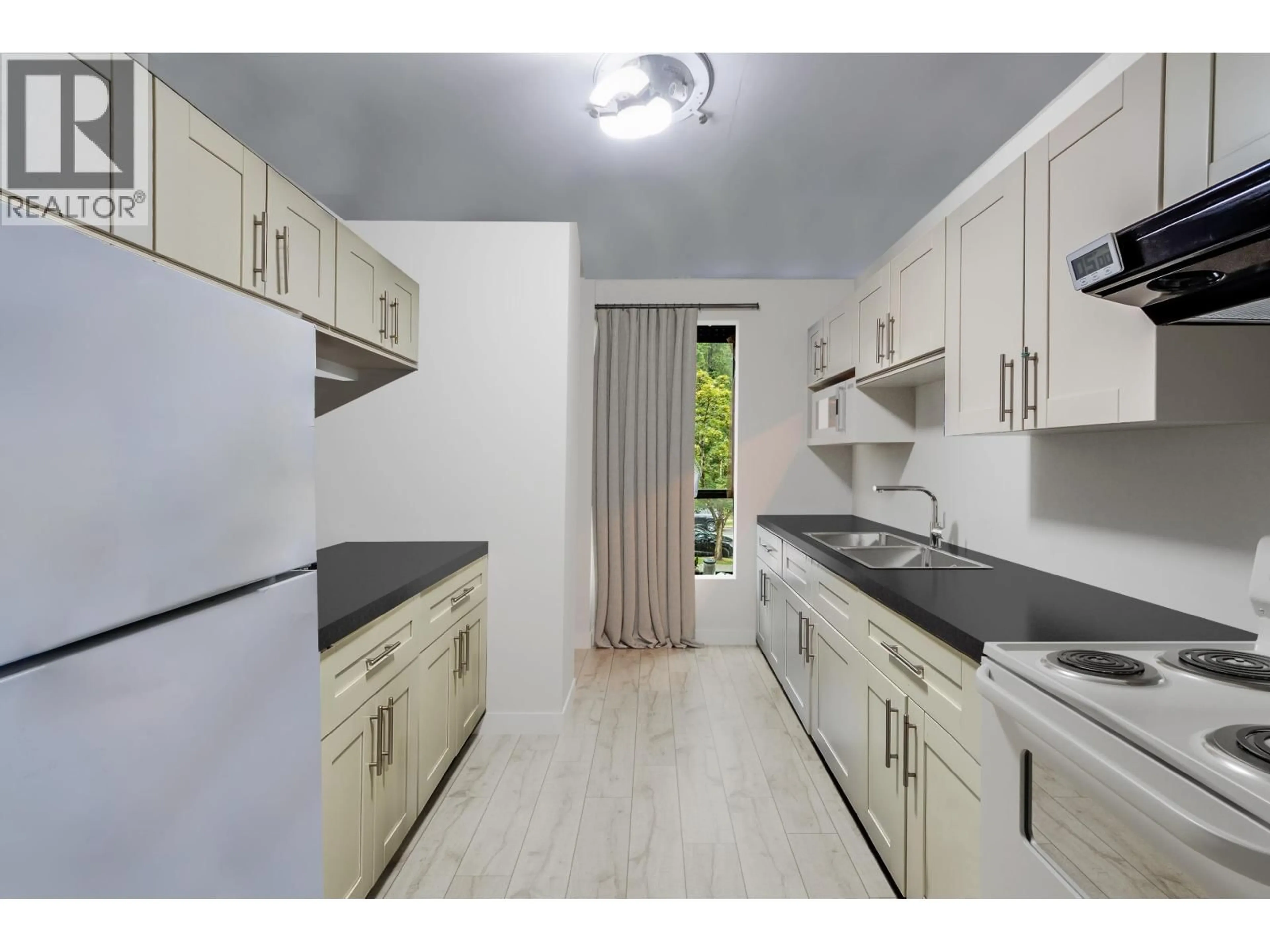 Standard kitchen, unknown for 204 - 9133 CAPELLA DRIVE, Burnaby British Columbia V3J7K4