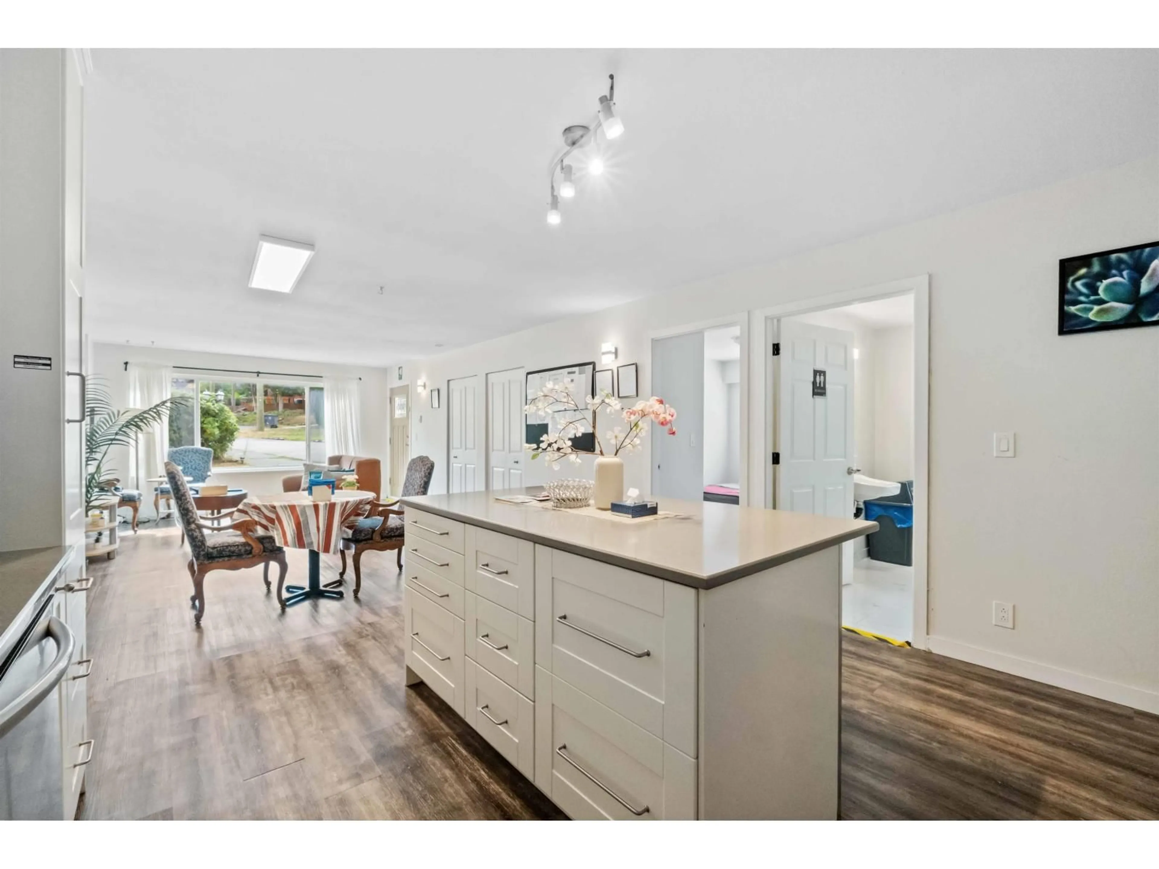 Open concept kitchen, unknown for 12257 101, Surrey British Columbia V3V2Z4
