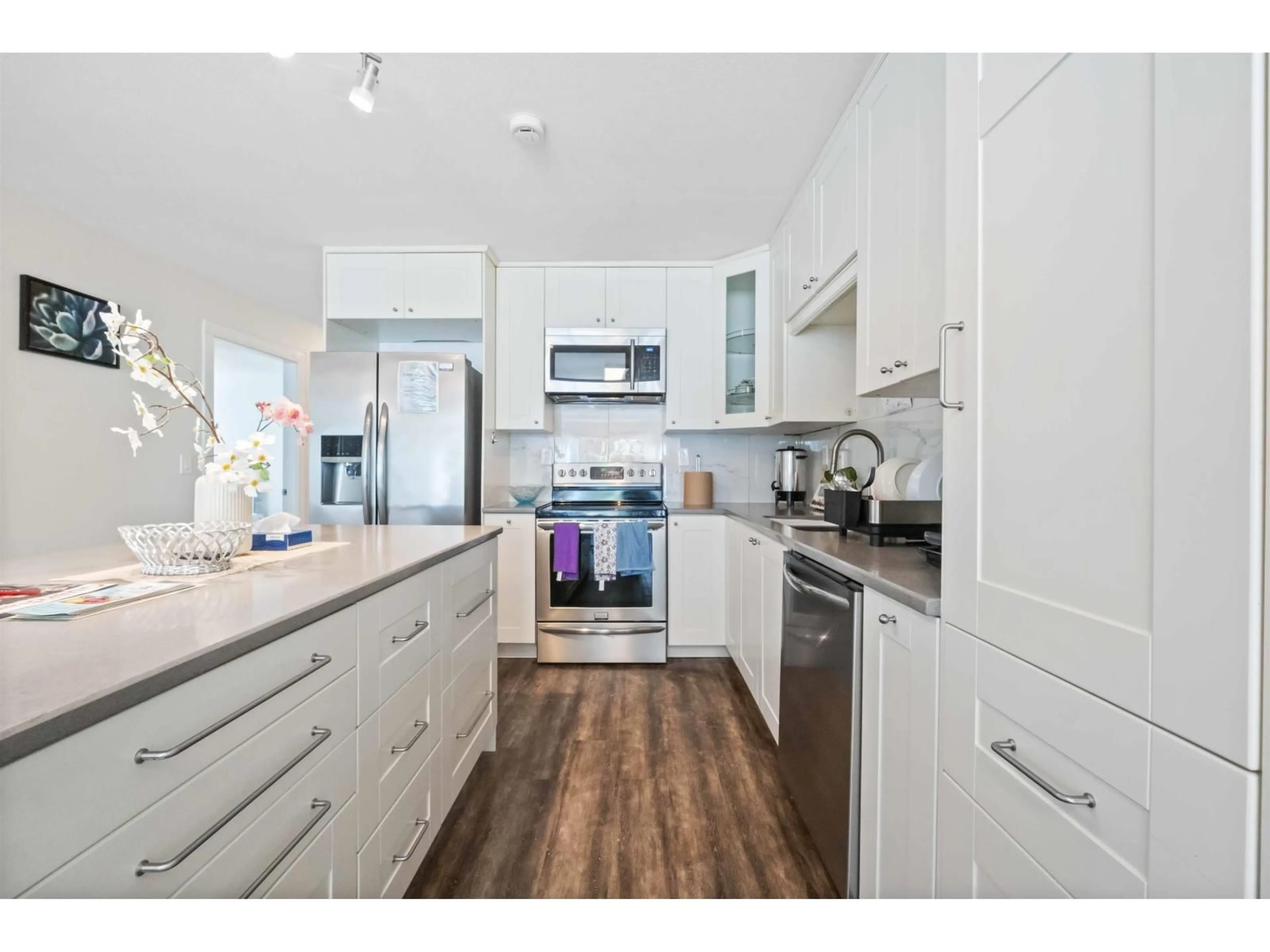 Open concept kitchen, unknown for 12257 101, Surrey British Columbia V3V2Z4