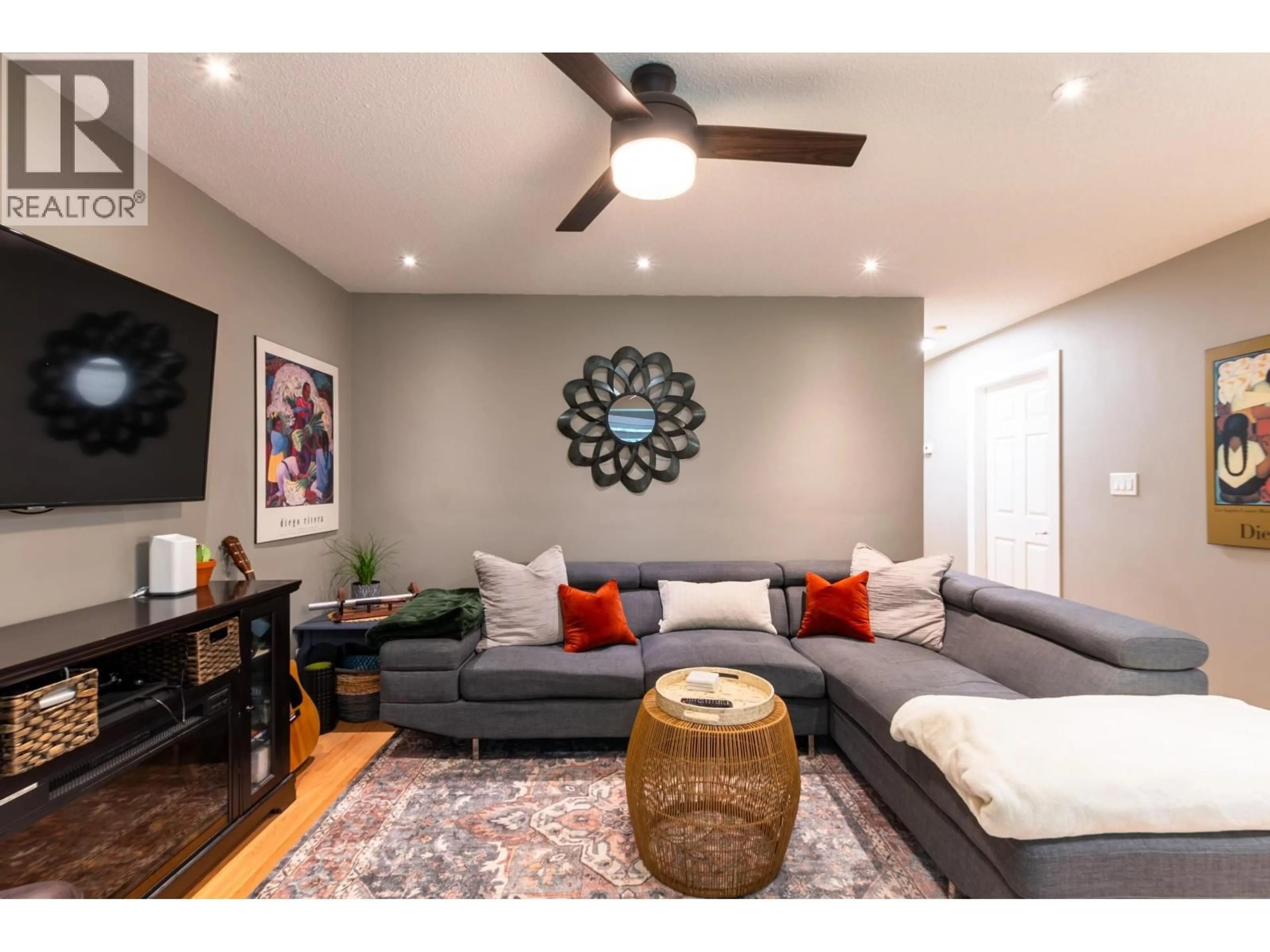 Living room with furniture, wood/laminate floor for 157 - 3233 MCGILL CRESCENT, Prince George British Columbia V2N2T4