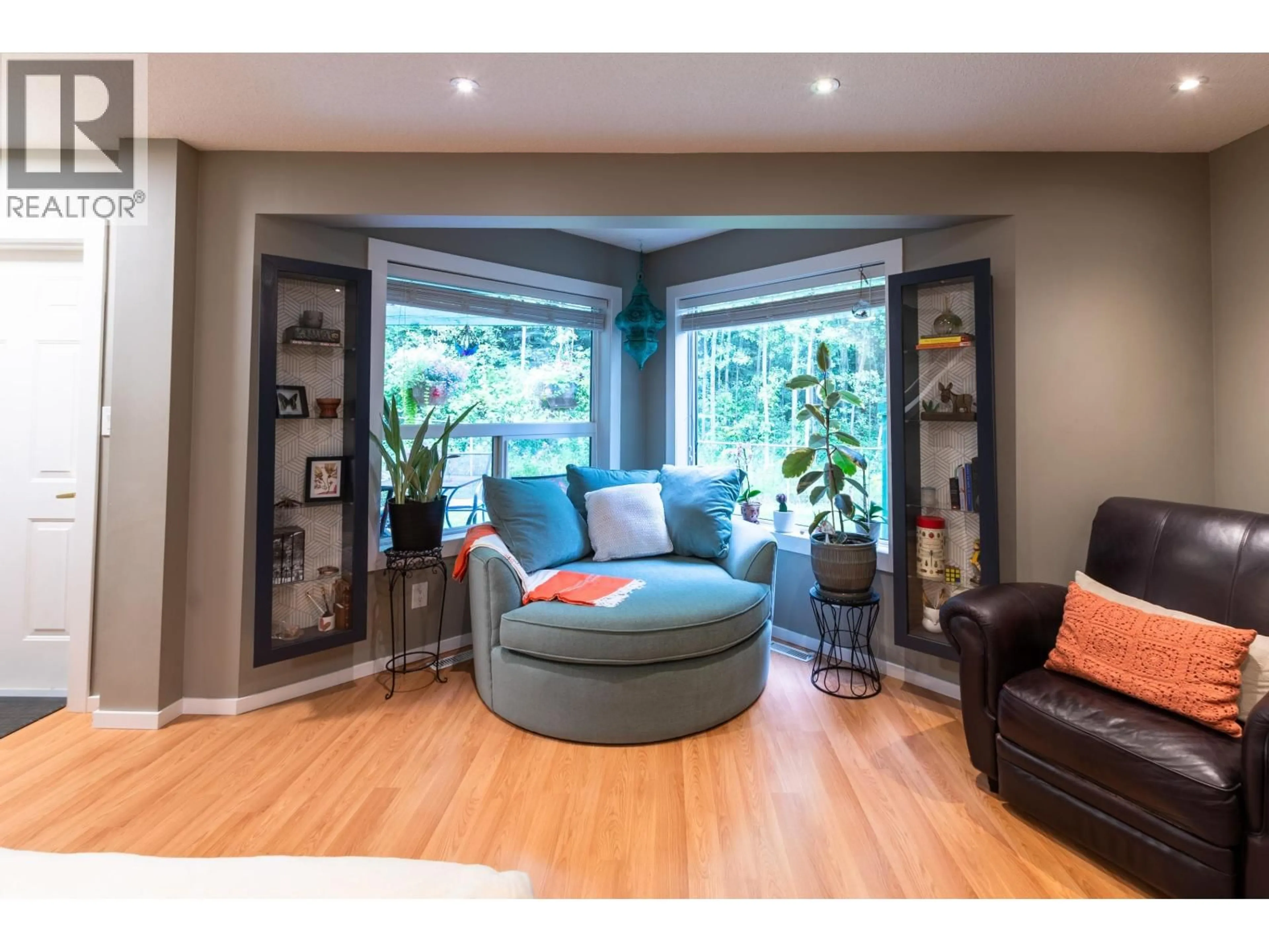 Living room with furniture, wood/laminate floor for 157 - 3233 MCGILL CRESCENT, Prince George British Columbia V2N2T4