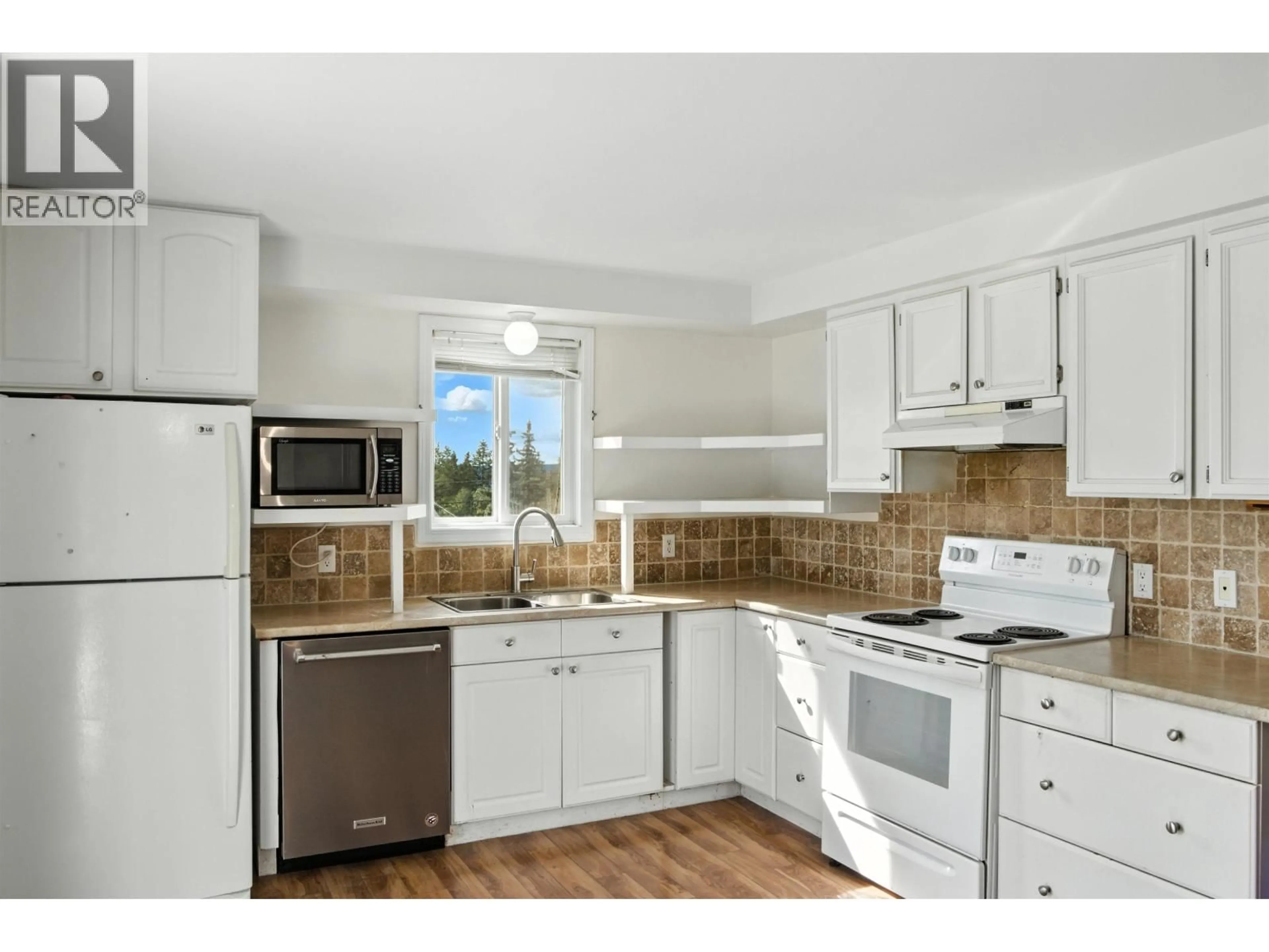 Standard kitchen, ceramic/tile floor for 1025 CURTIS PLACE, Williams Lake British Columbia V2G4B3