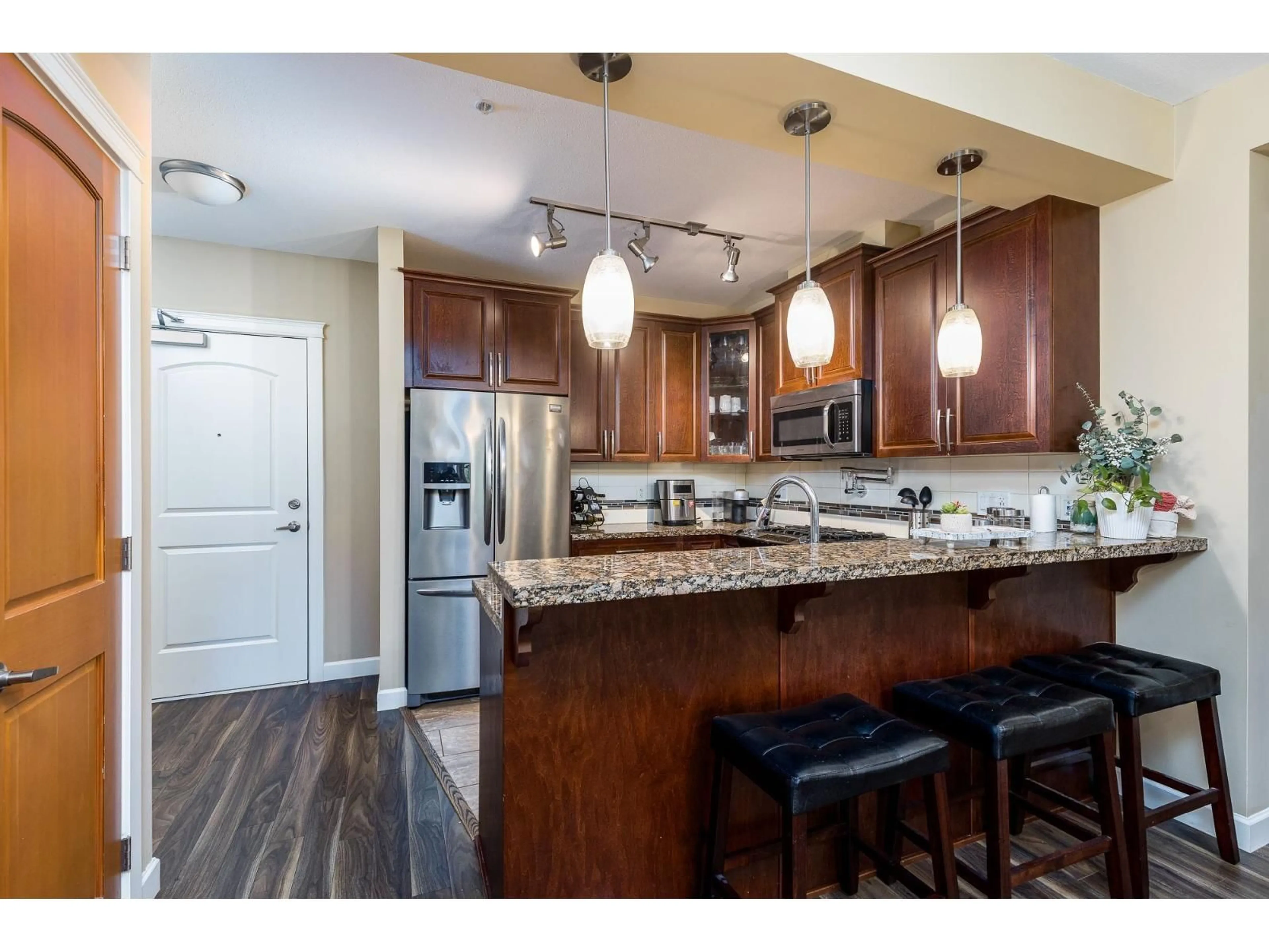 Open concept kitchen, wood/laminate floor for 224 - 8157 207, Langley British Columbia V2Y0V3