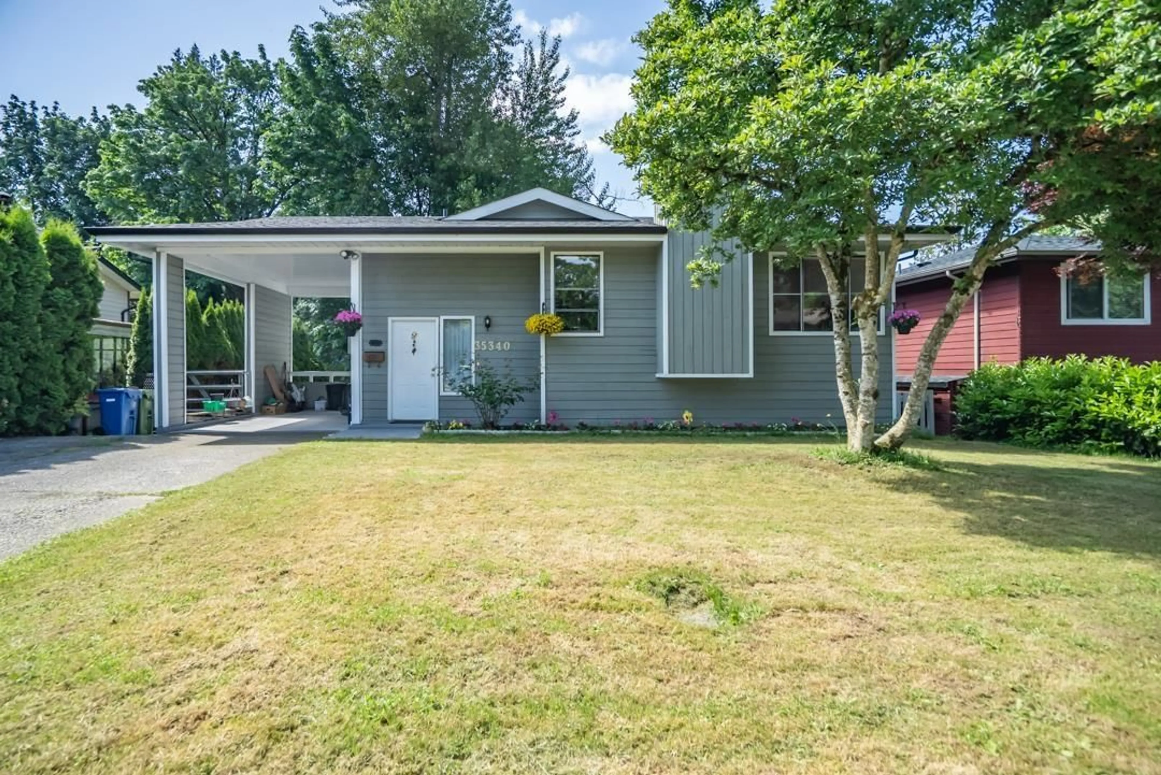 Home with vinyl exterior material, street for 35340 SELKIRK, Abbotsford British Columbia V2S8L2