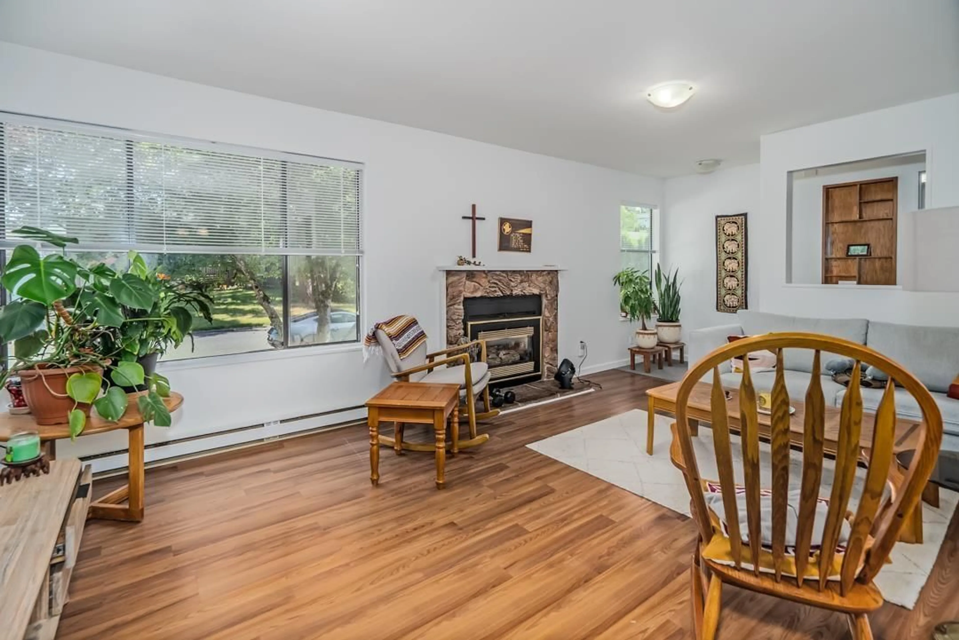 Living room with furniture, wood/laminate floor for 35340 SELKIRK, Abbotsford British Columbia V2S8L2