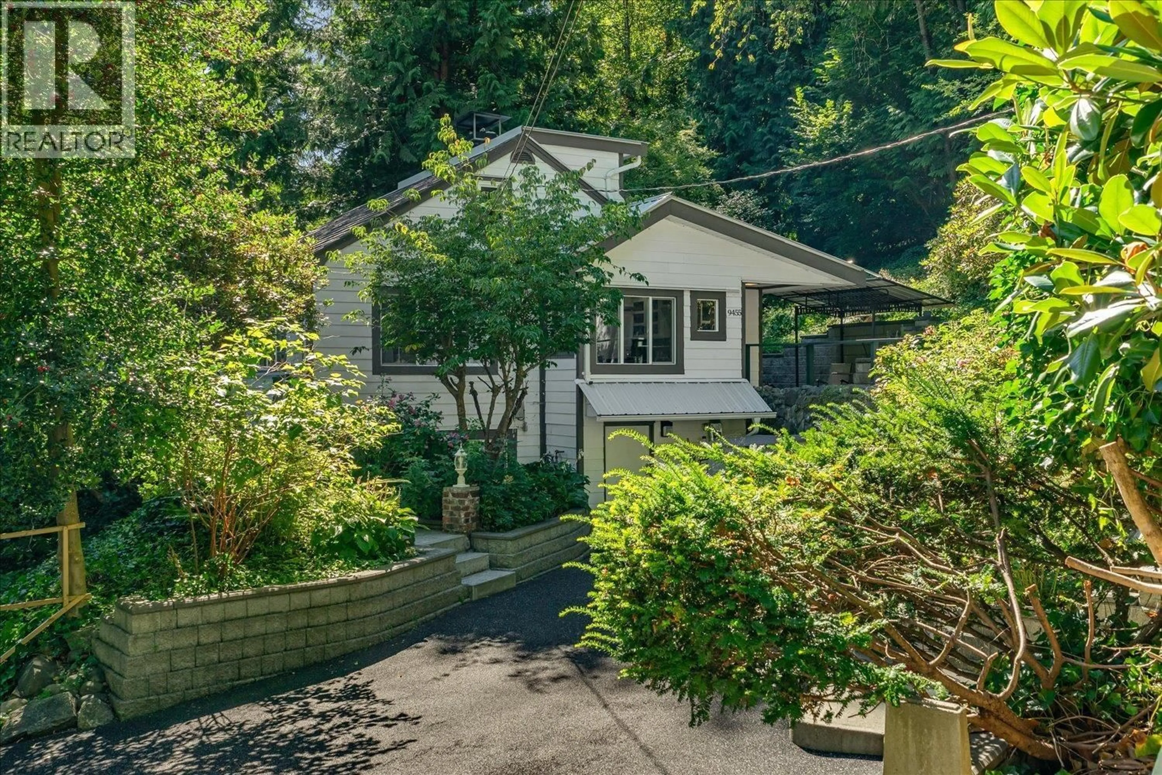 A pic from outside/outdoor area/front of a property/back of a property/a pic from drone, street for 9455 BYRNES ROAD, Maple Ridge British Columbia V2W1M4