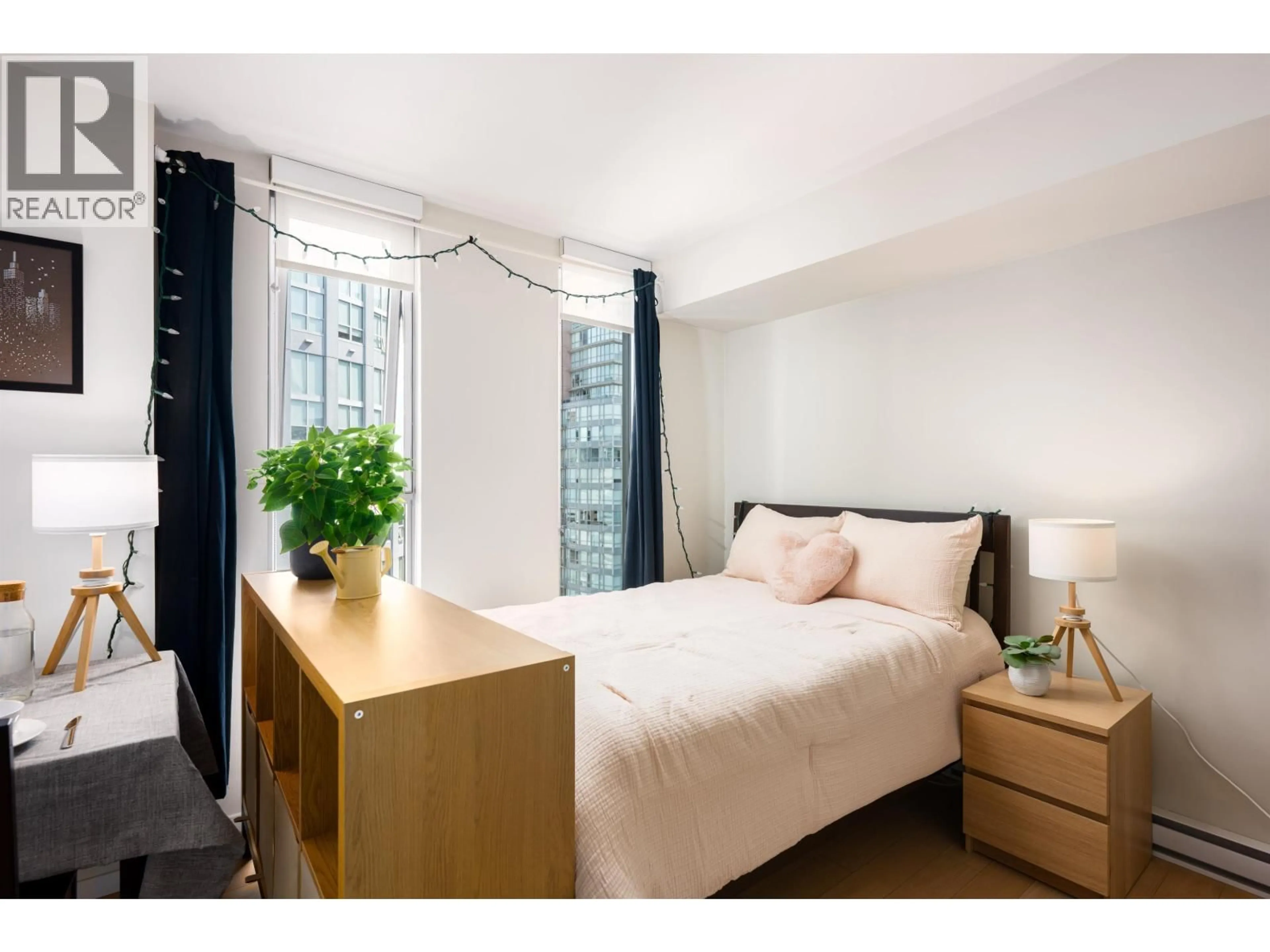 Bedroom with bed, wood/laminate floor for 2101 - 999 SEYMOUR STREET, Vancouver British Columbia V6B0M5