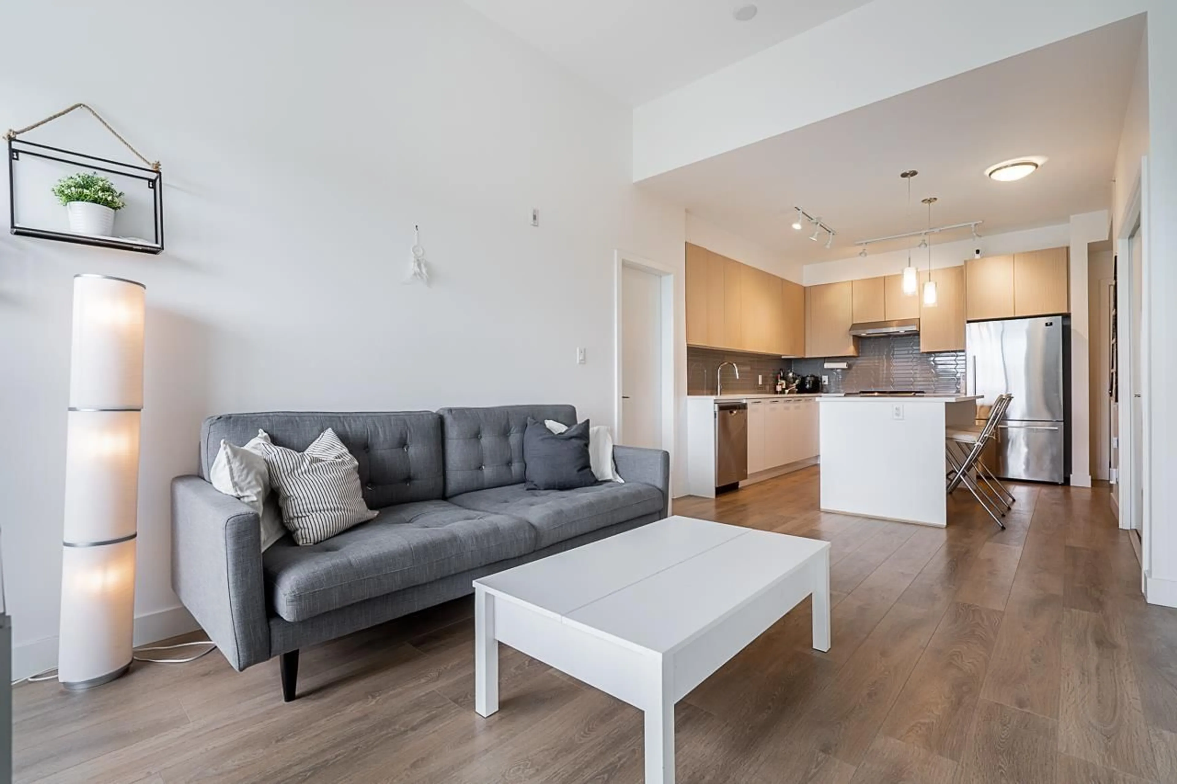 Living room with furniture, wood/laminate floor for 513 - 7809 209, Langley British Columbia V2Y3N6