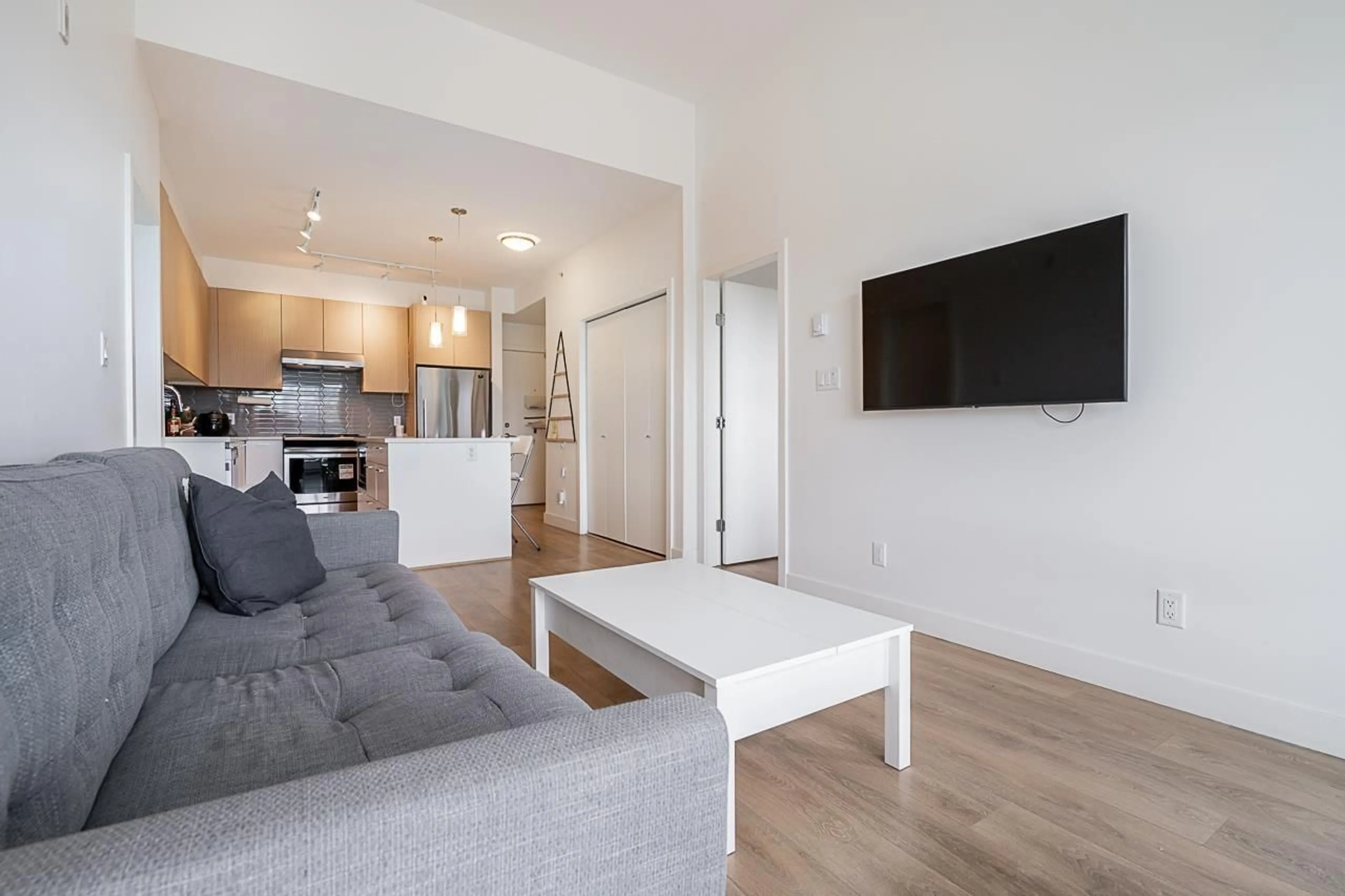 Living room with furniture, wood/laminate floor for 513 - 7809 209, Langley British Columbia V2Y3N6