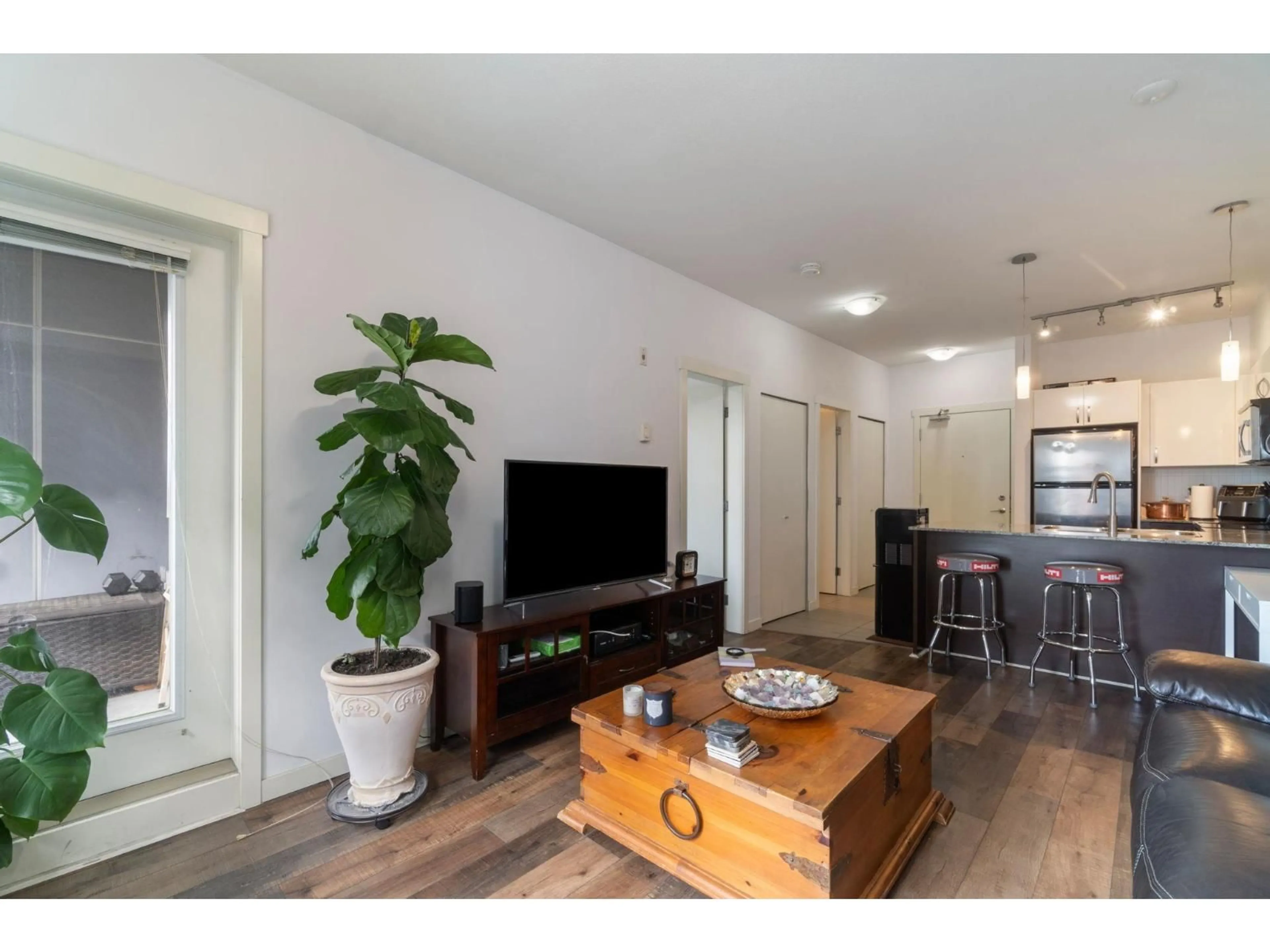 Living room with furniture, wood/laminate floor for 322 - 13728 108, Surrey British Columbia V3T0G2