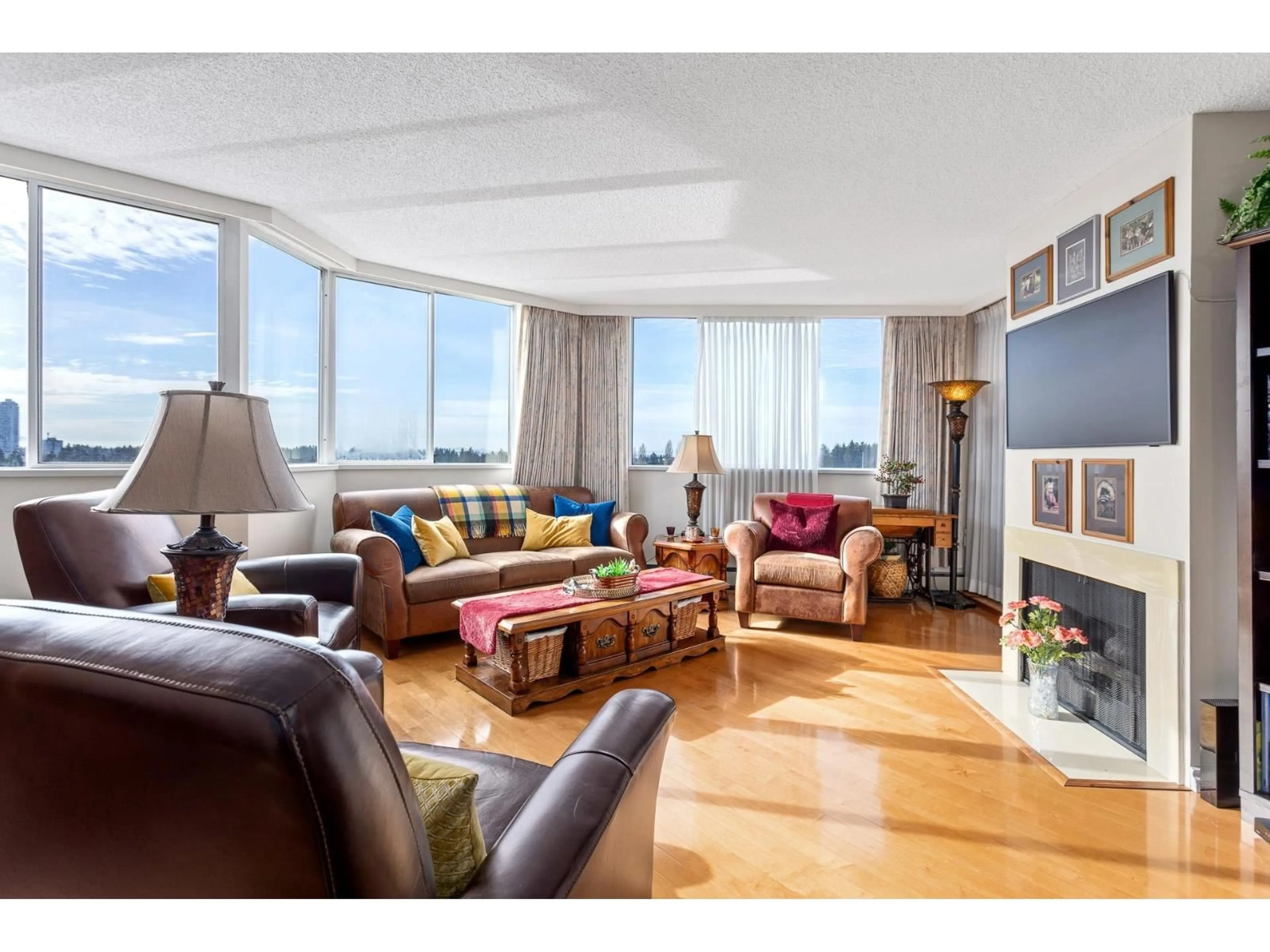 Living room with furniture, wood/laminate floor for 1403 - 11881 88, Delta British Columbia V4C8A2