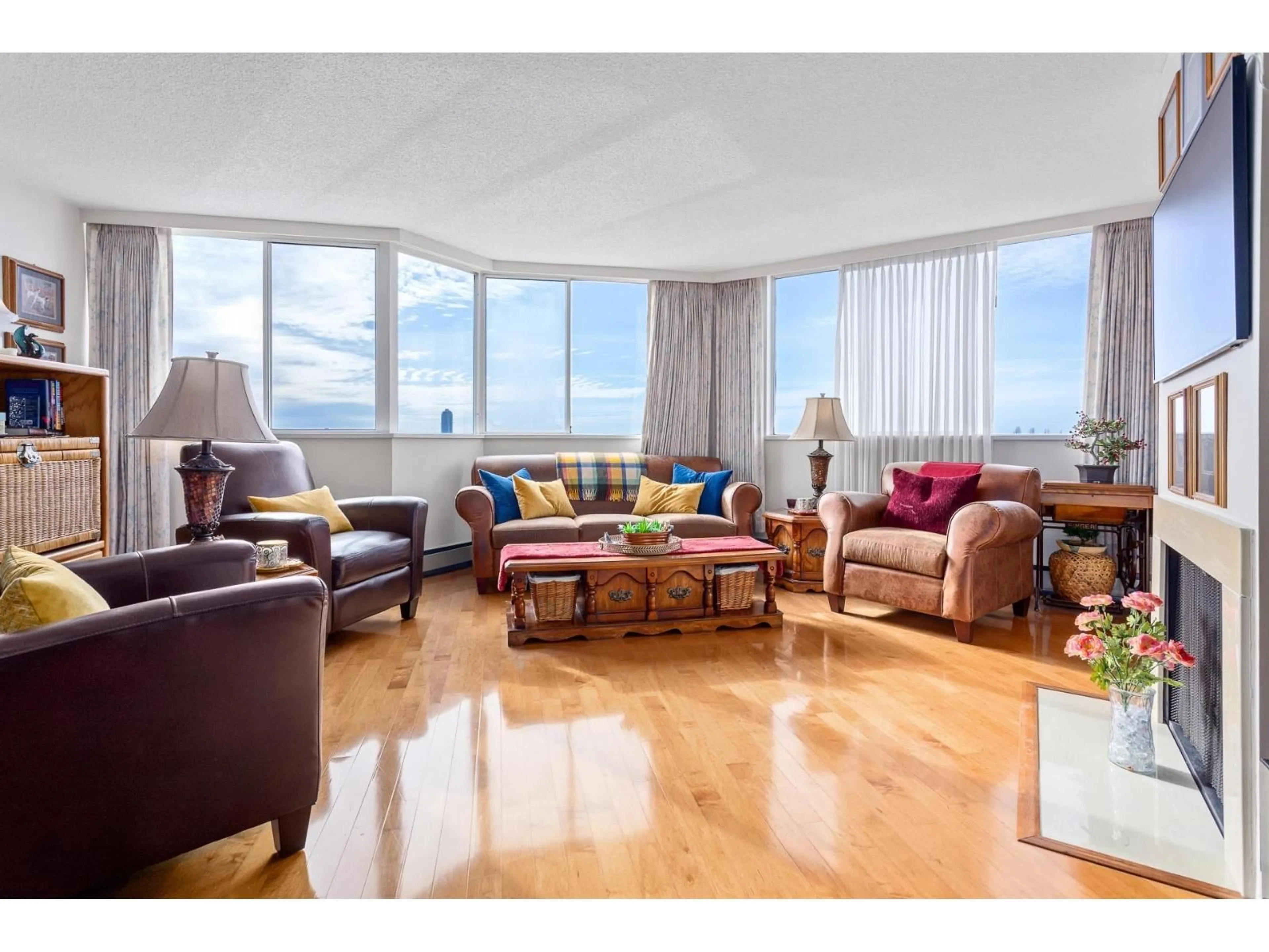 Living room with furniture, wood/laminate floor for 1403 - 11881 88, Delta British Columbia V4C8A2