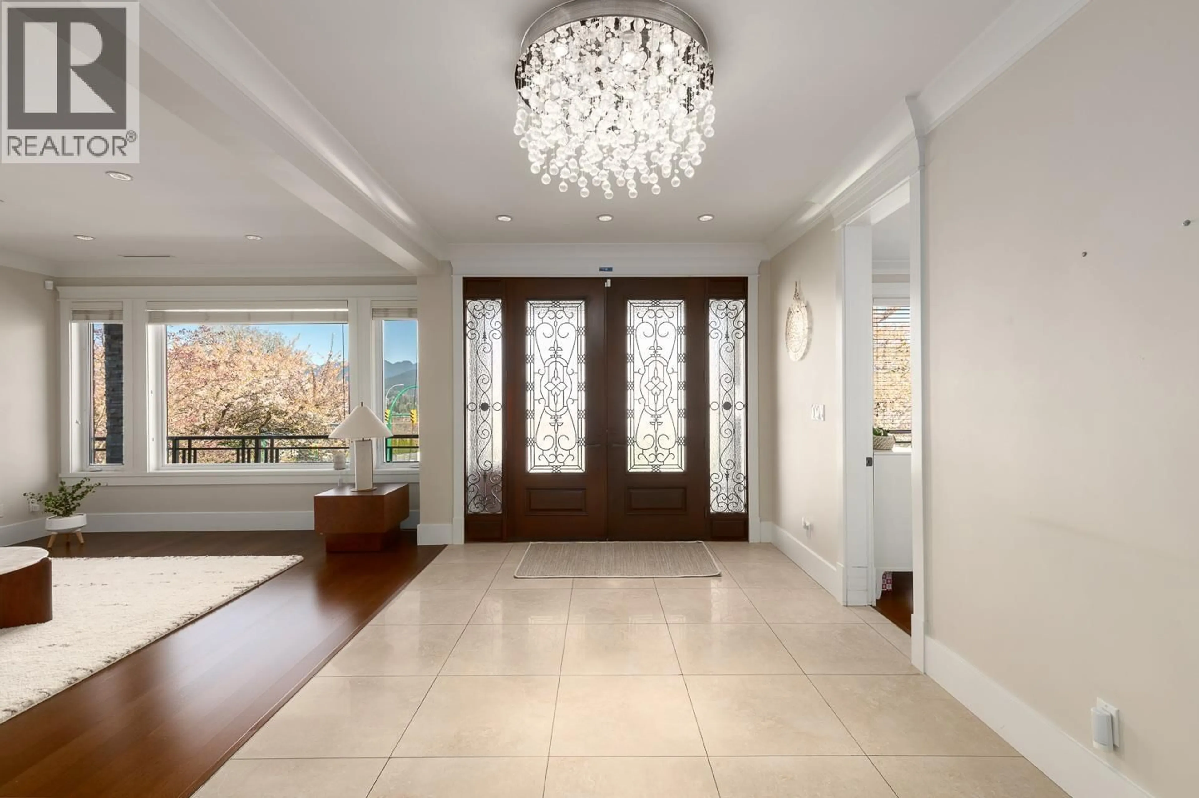 Indoor entryway for 7120 RIDGE DRIVE, Burnaby British Columbia V5A1B2
