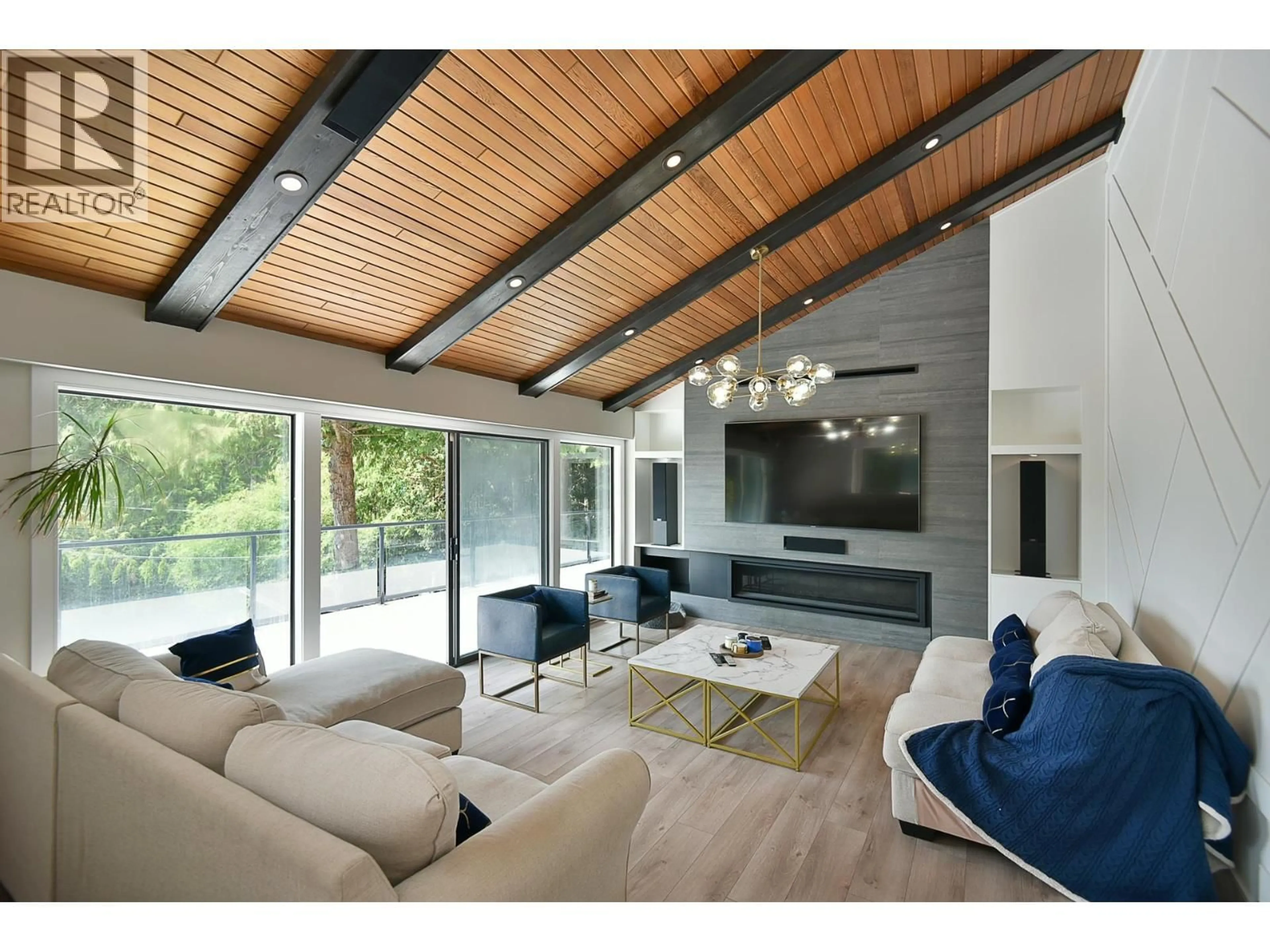 Living room with furniture, wood/laminate floor for 7305 REDROOFFS ROAD, Halfmoon Bay British Columbia V7Z0T3