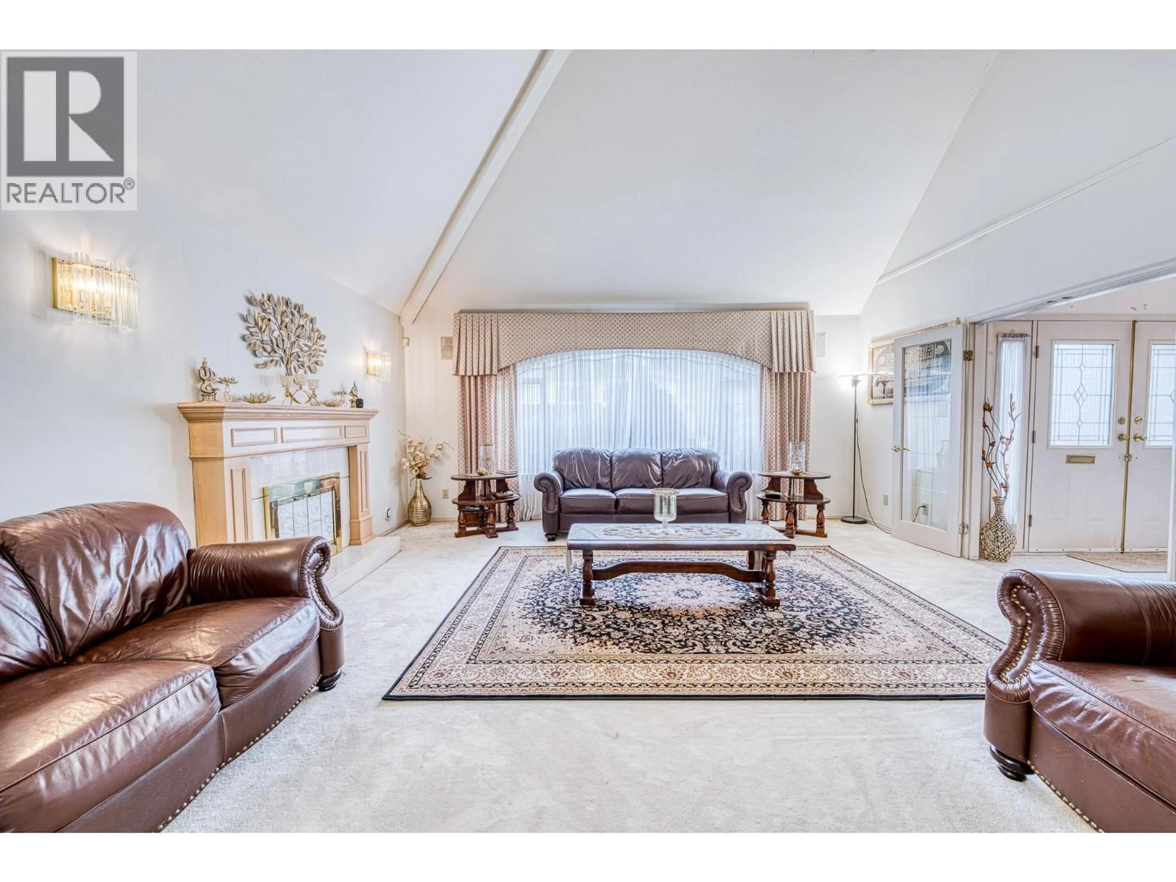 Living room with furniture, carpet floor for 5020 BLUNDELL ROAD, Richmond British Columbia V7C1H4