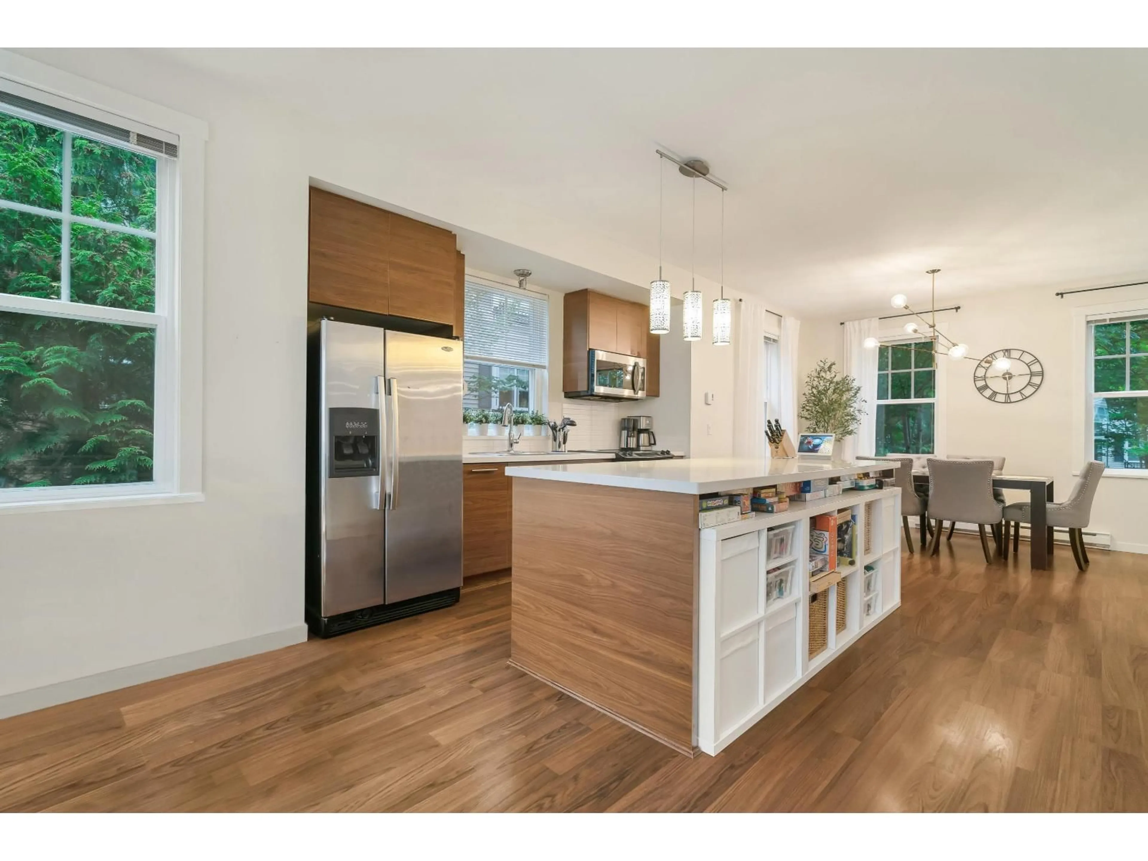 Open concept kitchen, wood/laminate floor for 8 - 7238 189, Surrey British Columbia V4N5Y8