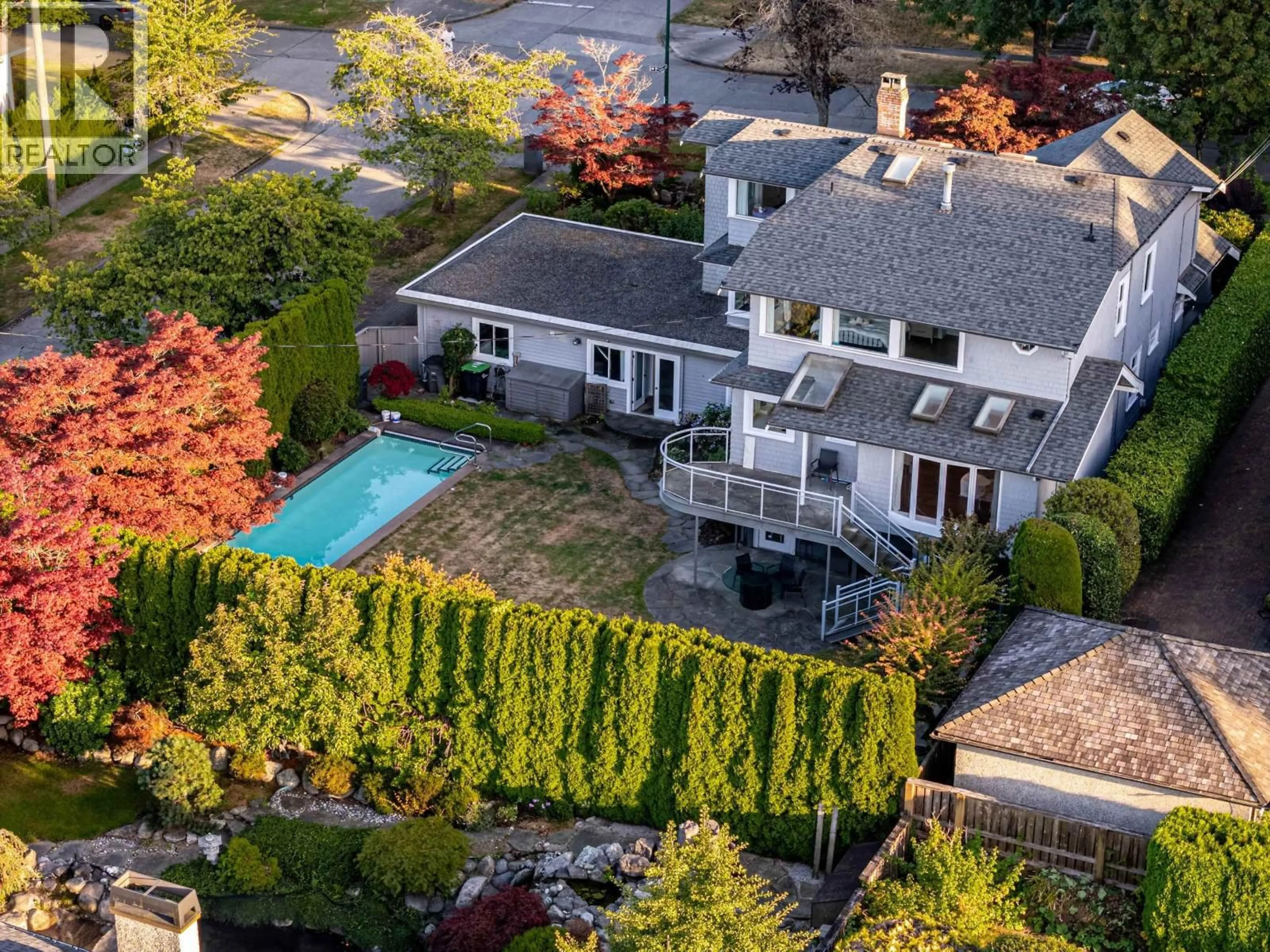 A pic from outside/outdoor area/front of a property/back of a property/a pic from drone, street for 4603 5TH AVENUE, Vancouver British Columbia V6R1S9