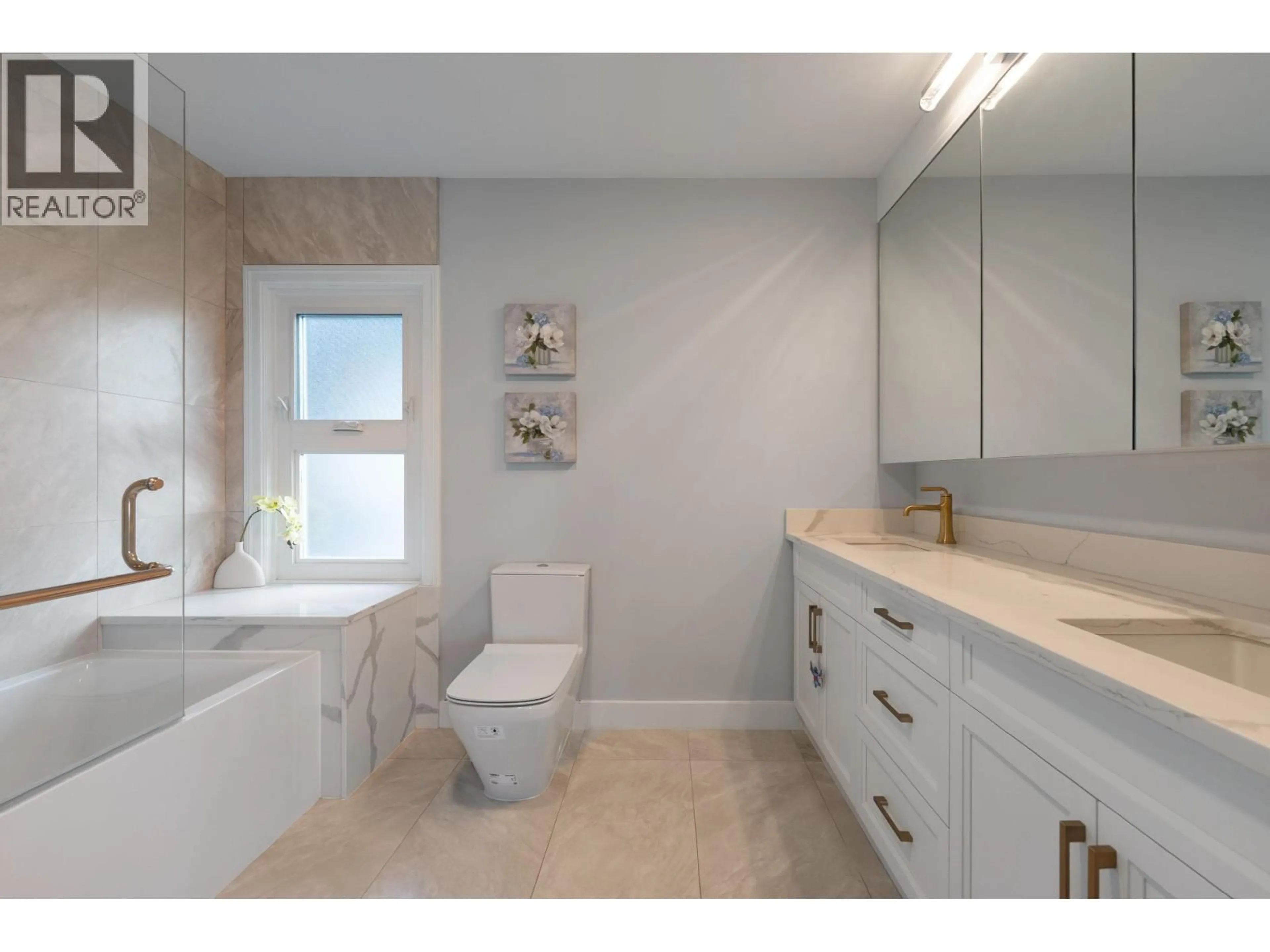 Standard bathroom, ceramic/tile floor for 4603 5TH AVENUE, Vancouver British Columbia V6R1S9