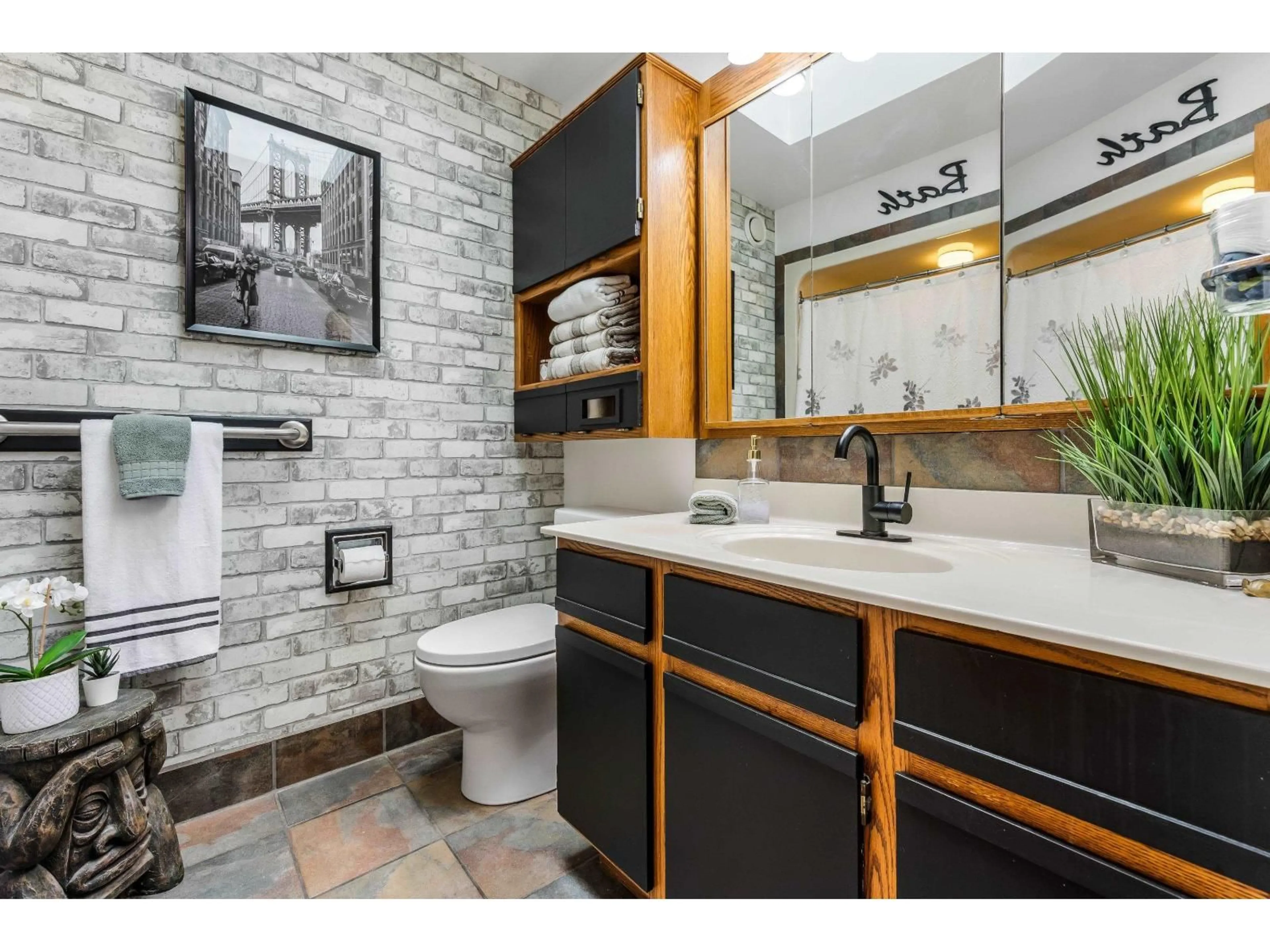 Contemporary bathroom, ceramic/tile floor for 6966 KALYNA DRIVE, Agassiz British Columbia V0M1A3