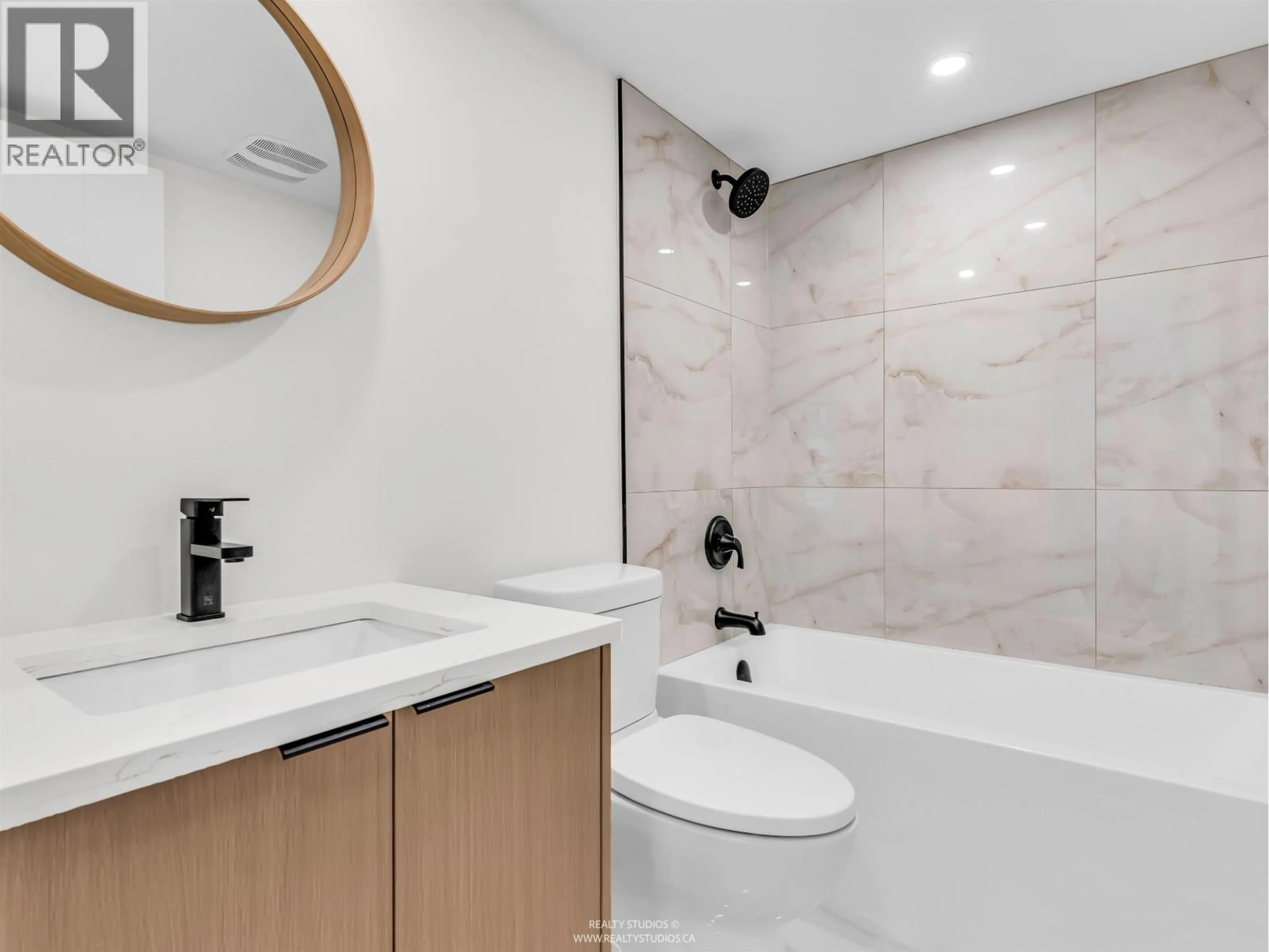 Standard bathroom, ceramic/tile floor for 1003 - 1135 QUAYSIDE DRIVE, New Westminster British Columbia V3M6J4