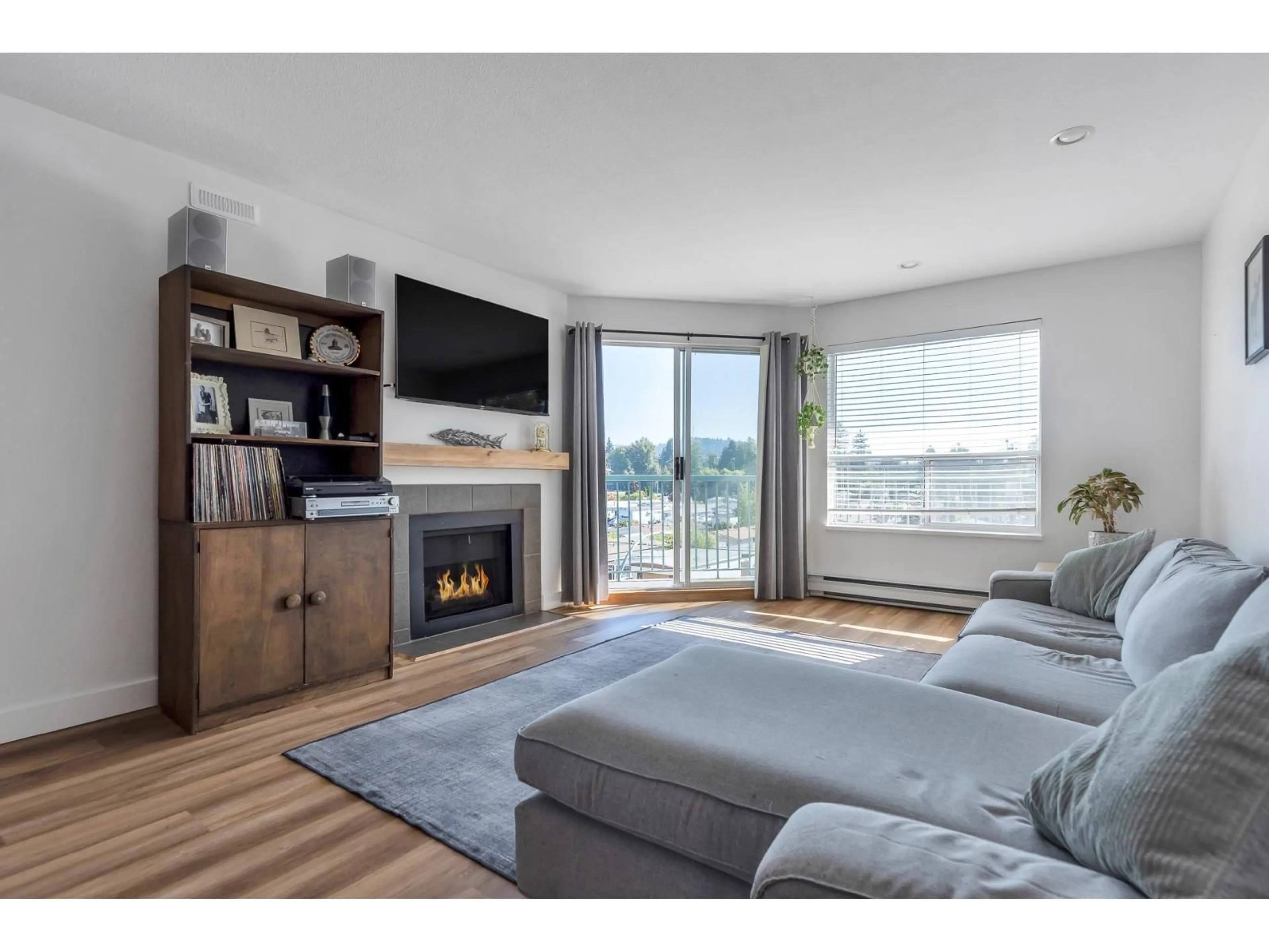 Living room with furniture, wood/laminate floor for 201 - 1755 SALTON, Abbotsford British Columbia V2S7C5