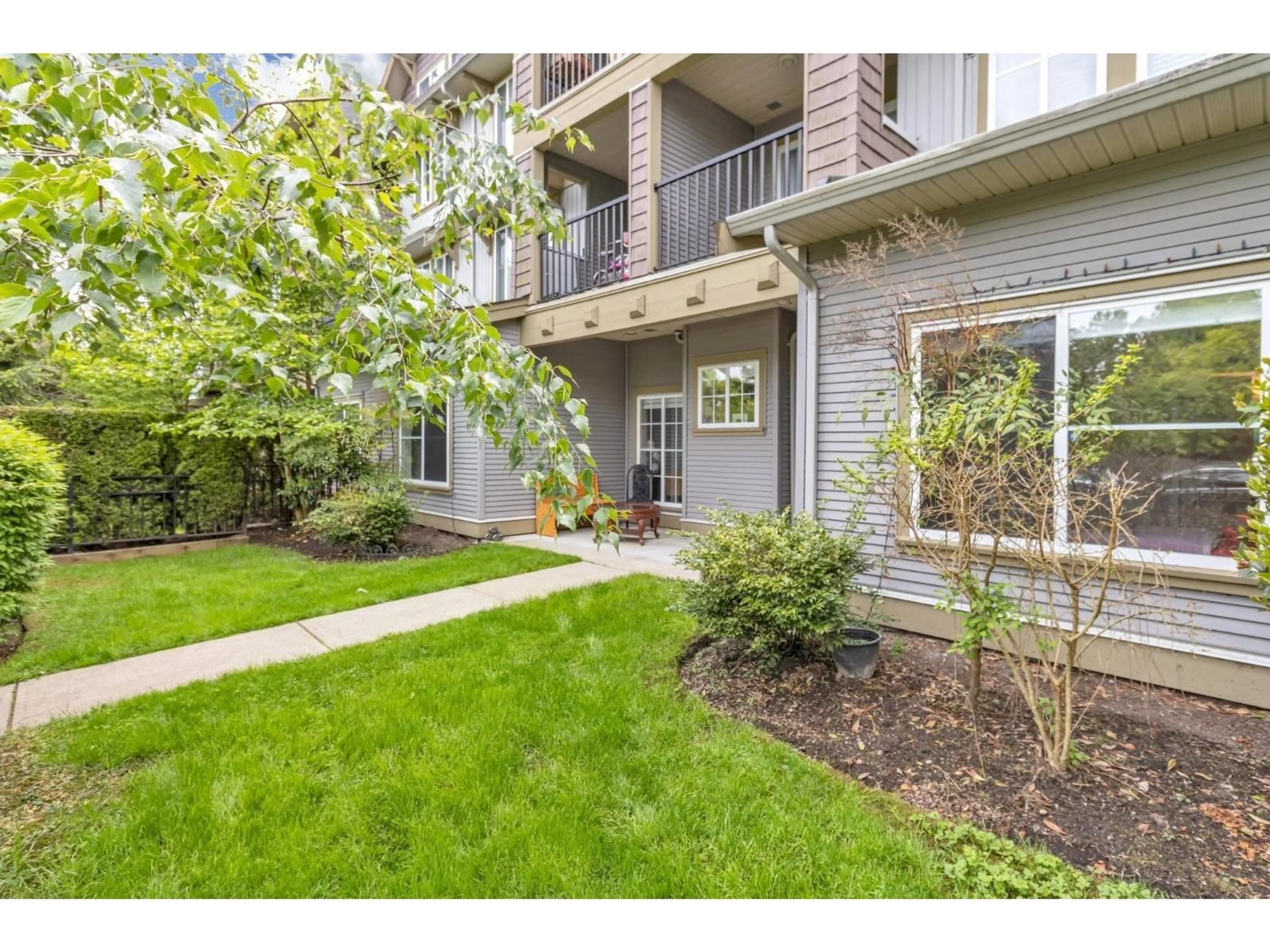 Patio, street for 184 - 12040 68, Surrey British Columbia V3W1P5