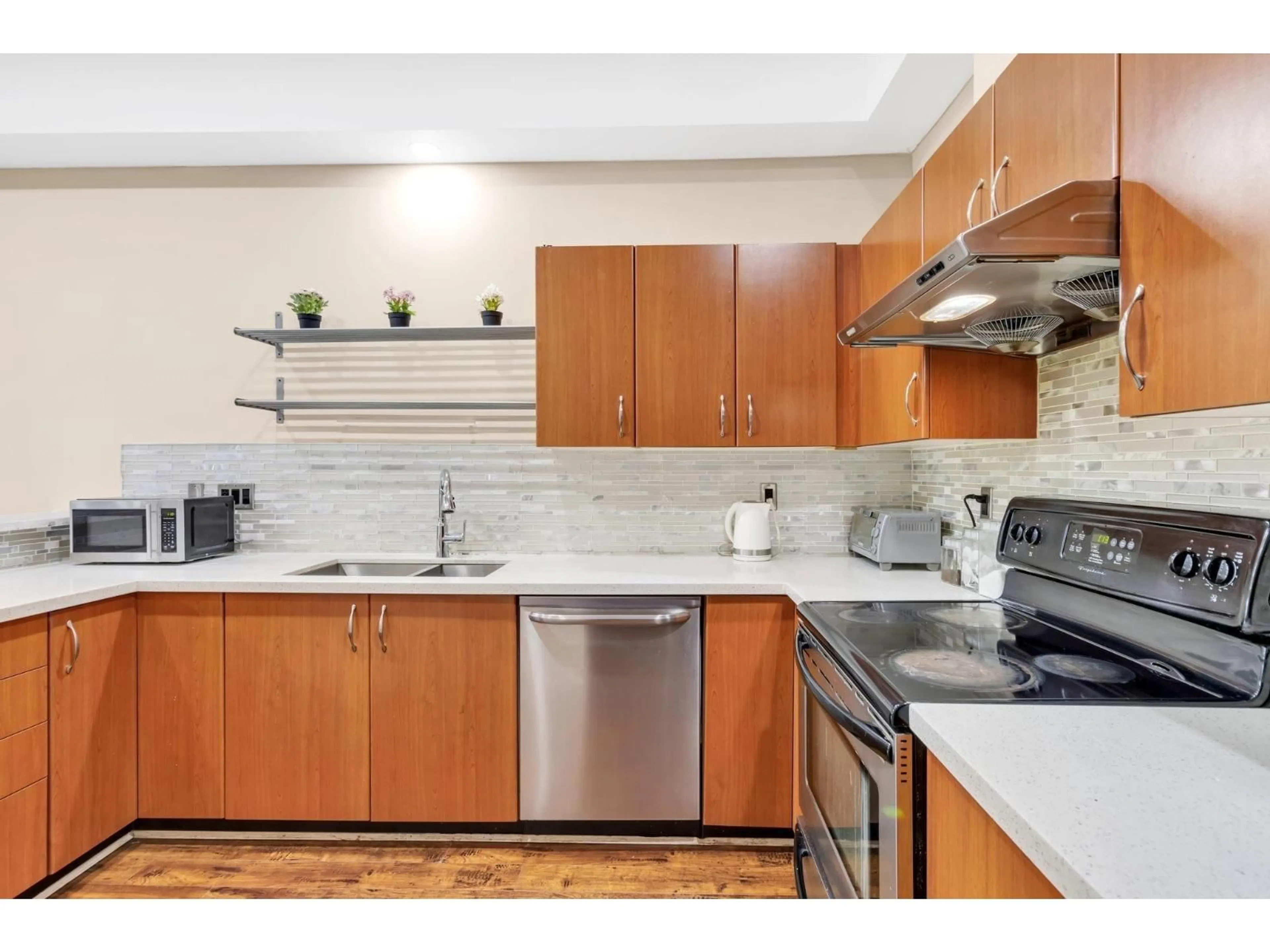 Standard kitchen, ceramic/tile floor for 184 - 12040 68, Surrey British Columbia V3W1P5