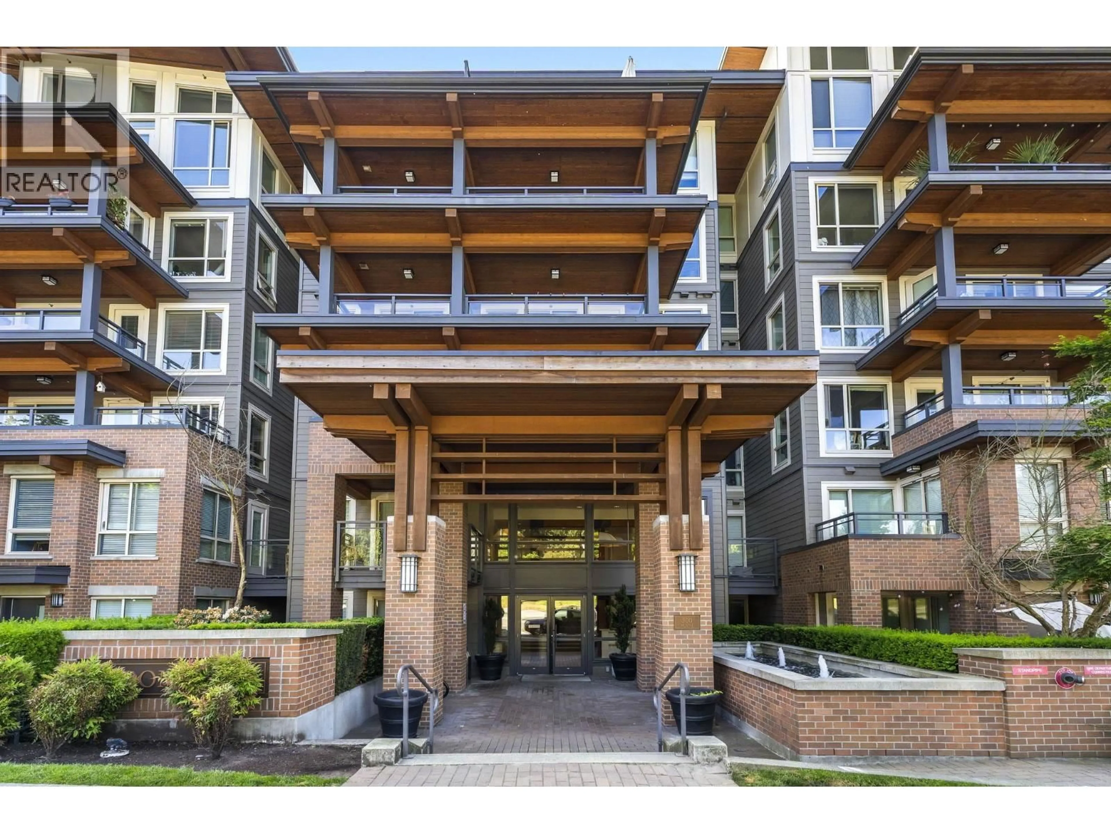 Indoor foyer for 211 - 500 ROYAL AVENUE, New Westminster British Columbia V3L0G5