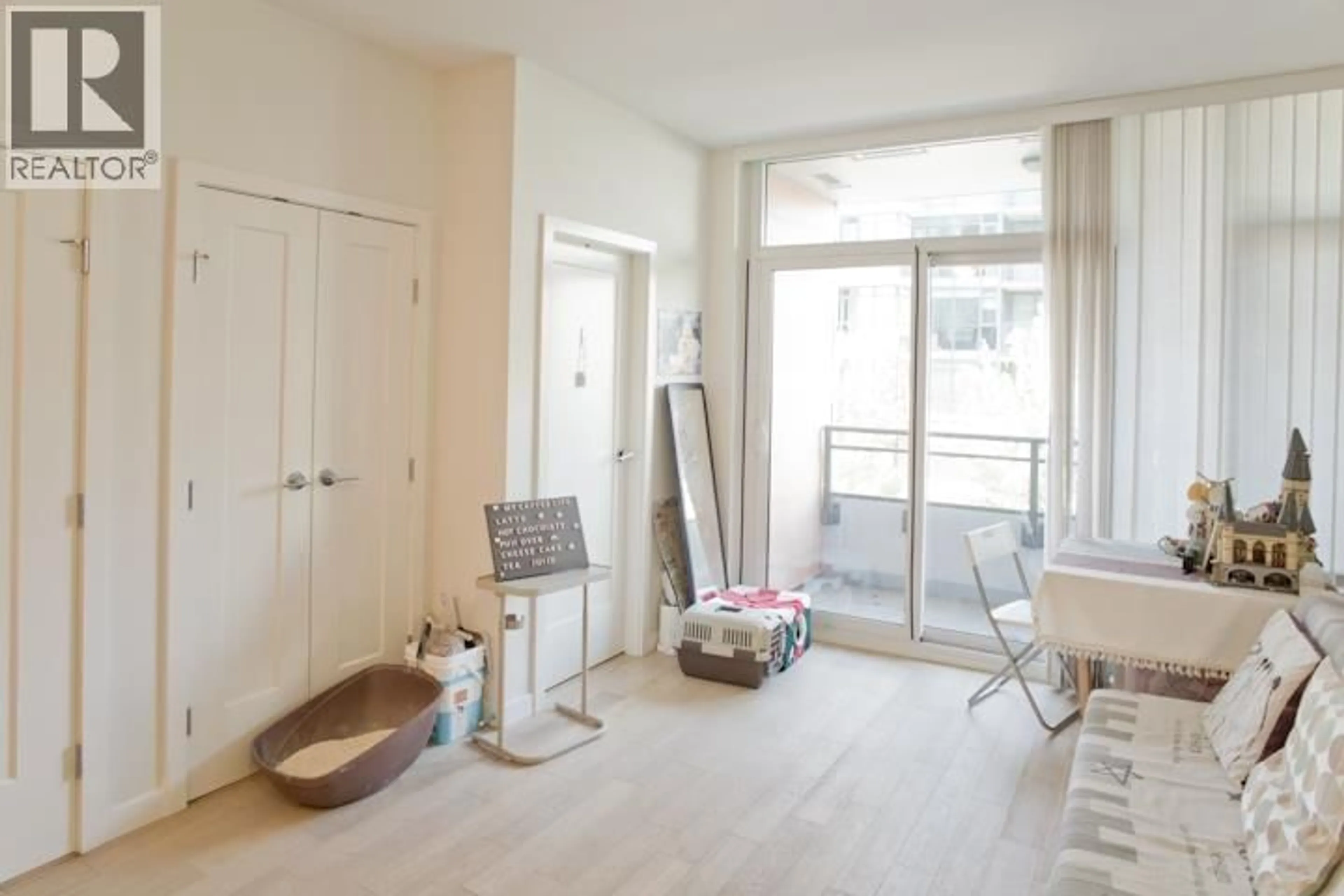 Indoor entryway for 302 - 2033 10TH AVENUE, Vancouver British Columbia V6J0H1