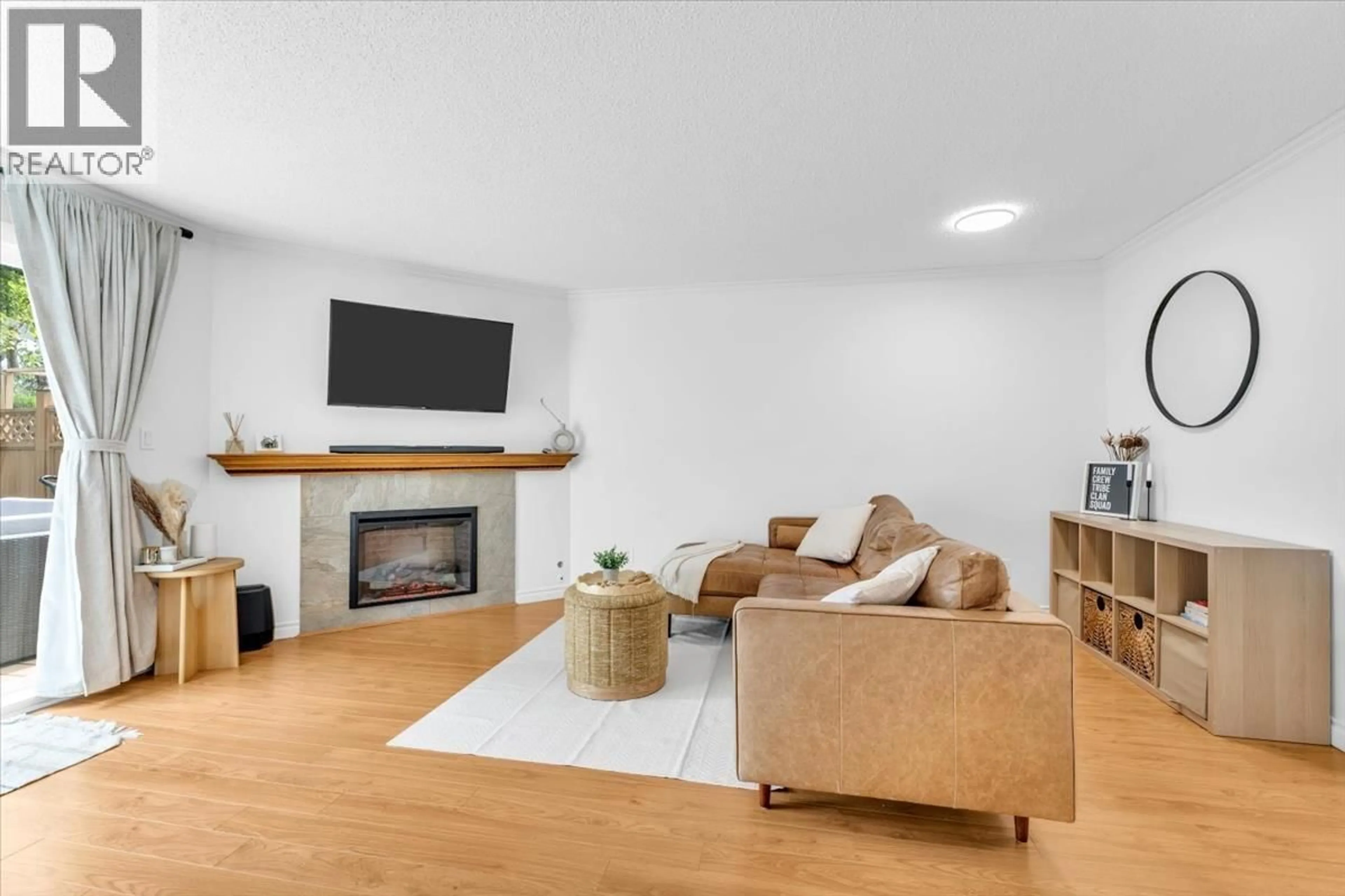 Living room with furniture, wood/laminate floor for 47 - 3211 SPRINGFIELD DRIVE, Richmond British Columbia V7E1Y9