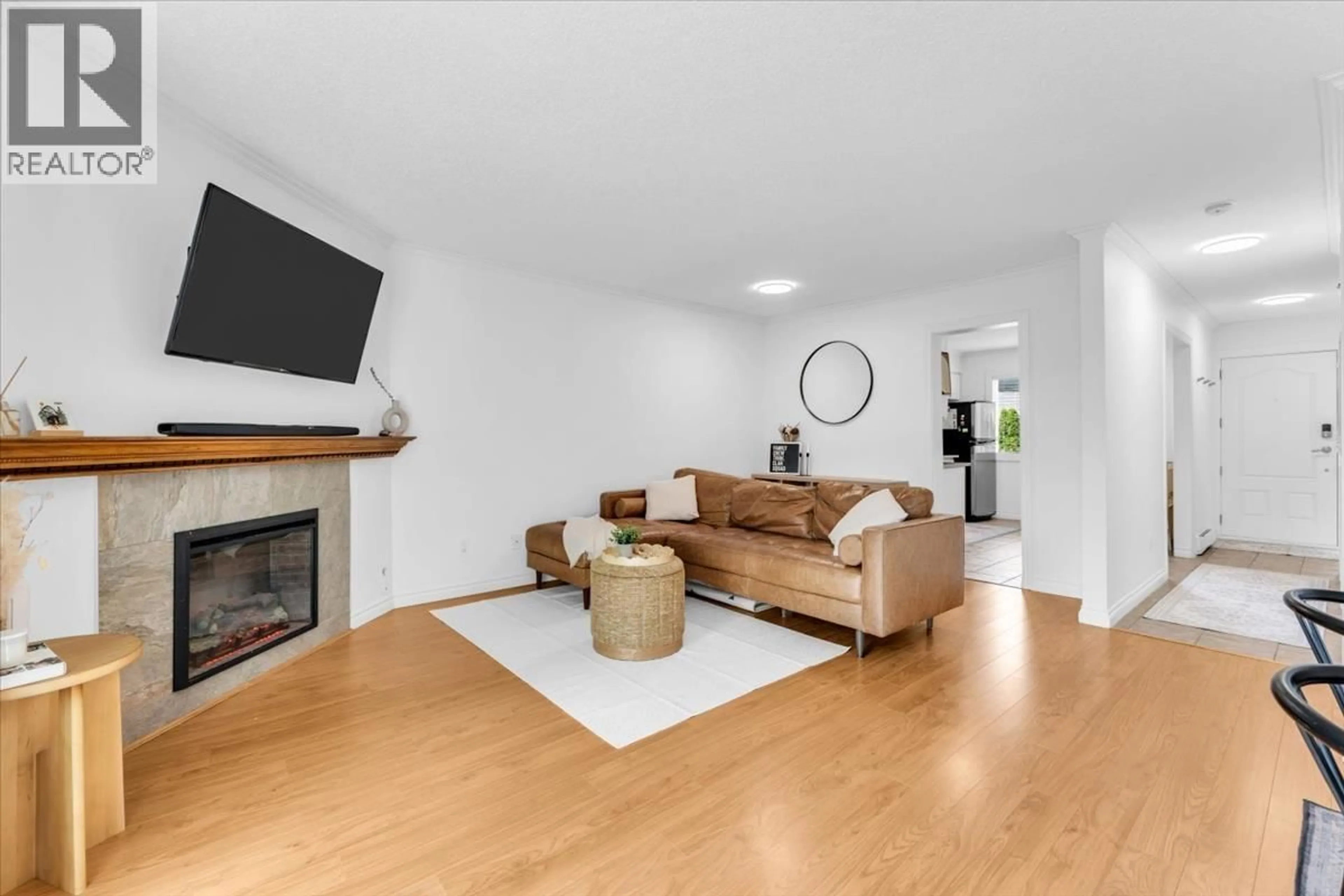 Living room with furniture, wood/laminate floor for 47 - 3211 SPRINGFIELD DRIVE, Richmond British Columbia V7E1Y9