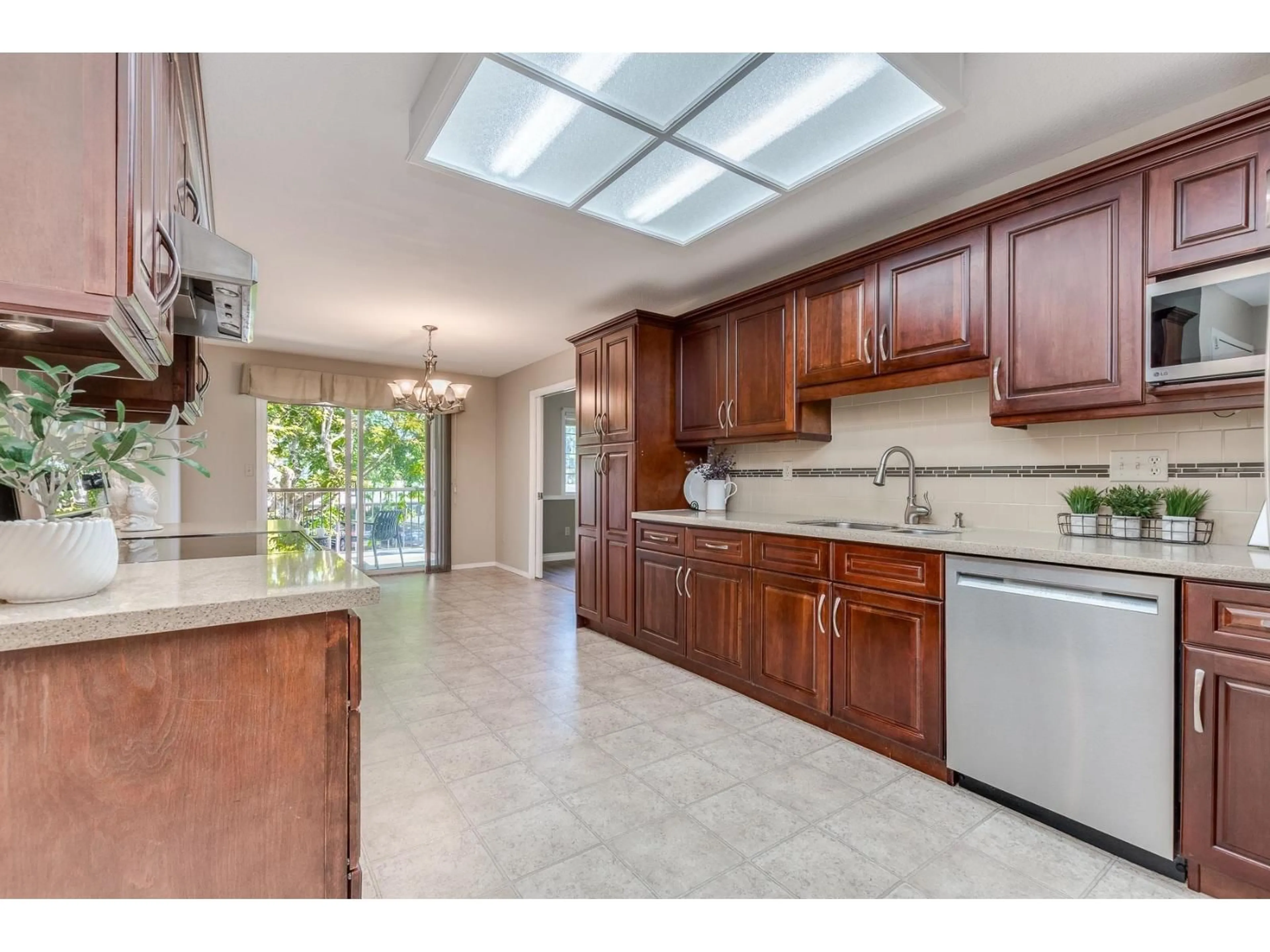 Open concept kitchen, ceramic/tile floor for 56 - 6467 197, Langley British Columbia V2Y1K7