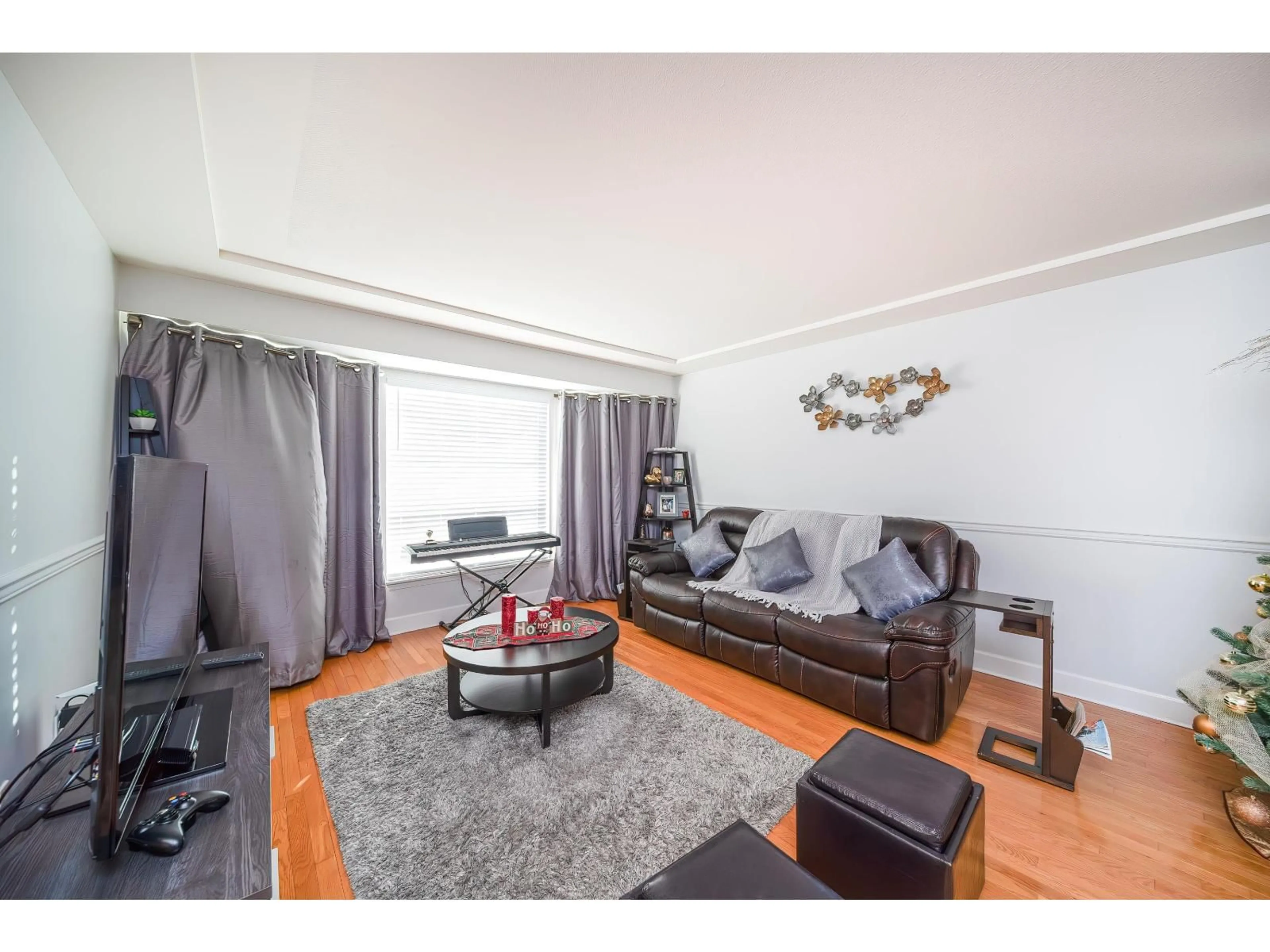Living room with furniture, wood/laminate floor for 14816 20A, Surrey British Columbia V4A8L3