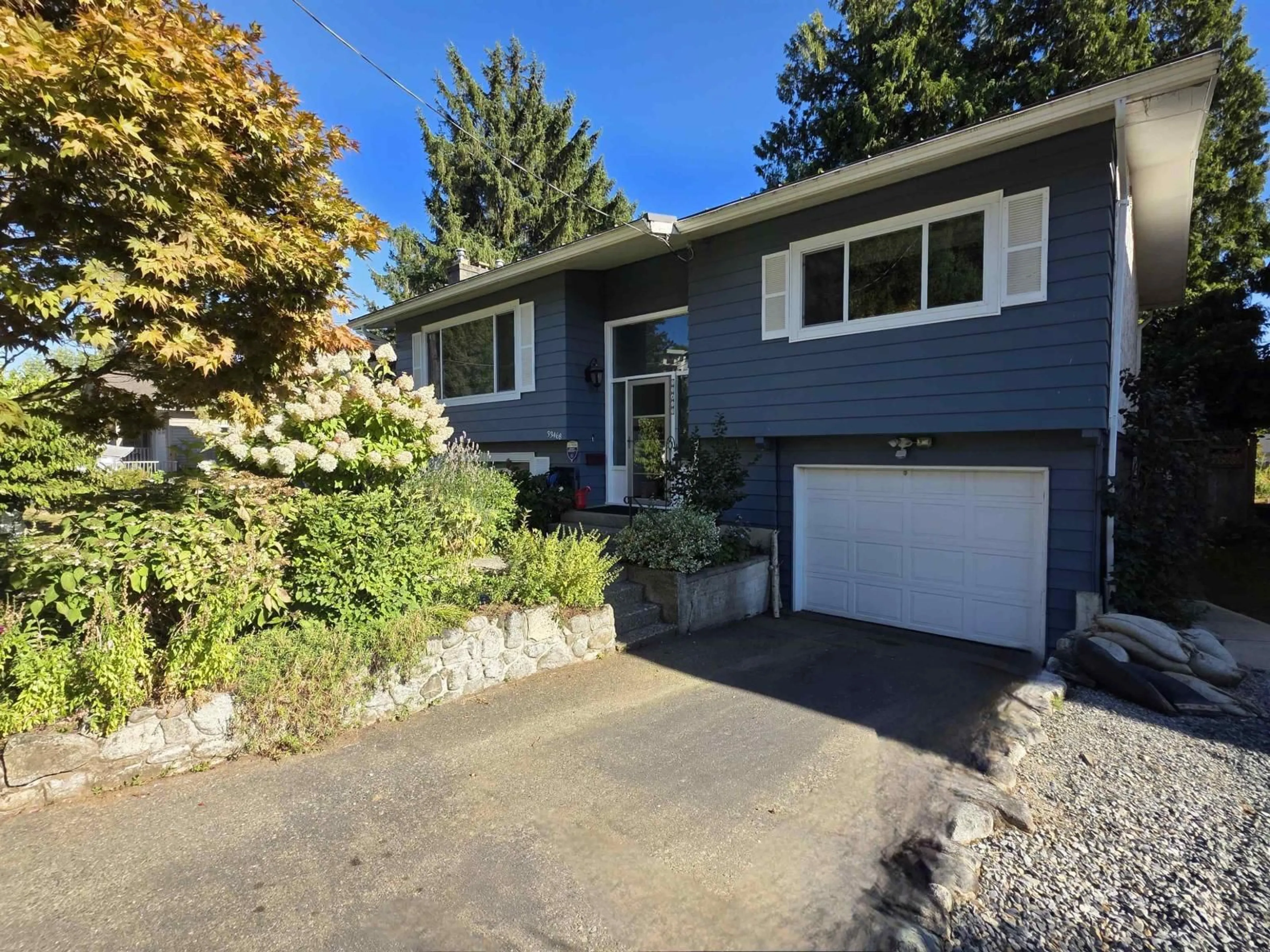 Home with vinyl exterior material, street for 33468 3RD, Mission British Columbia V2V1P4