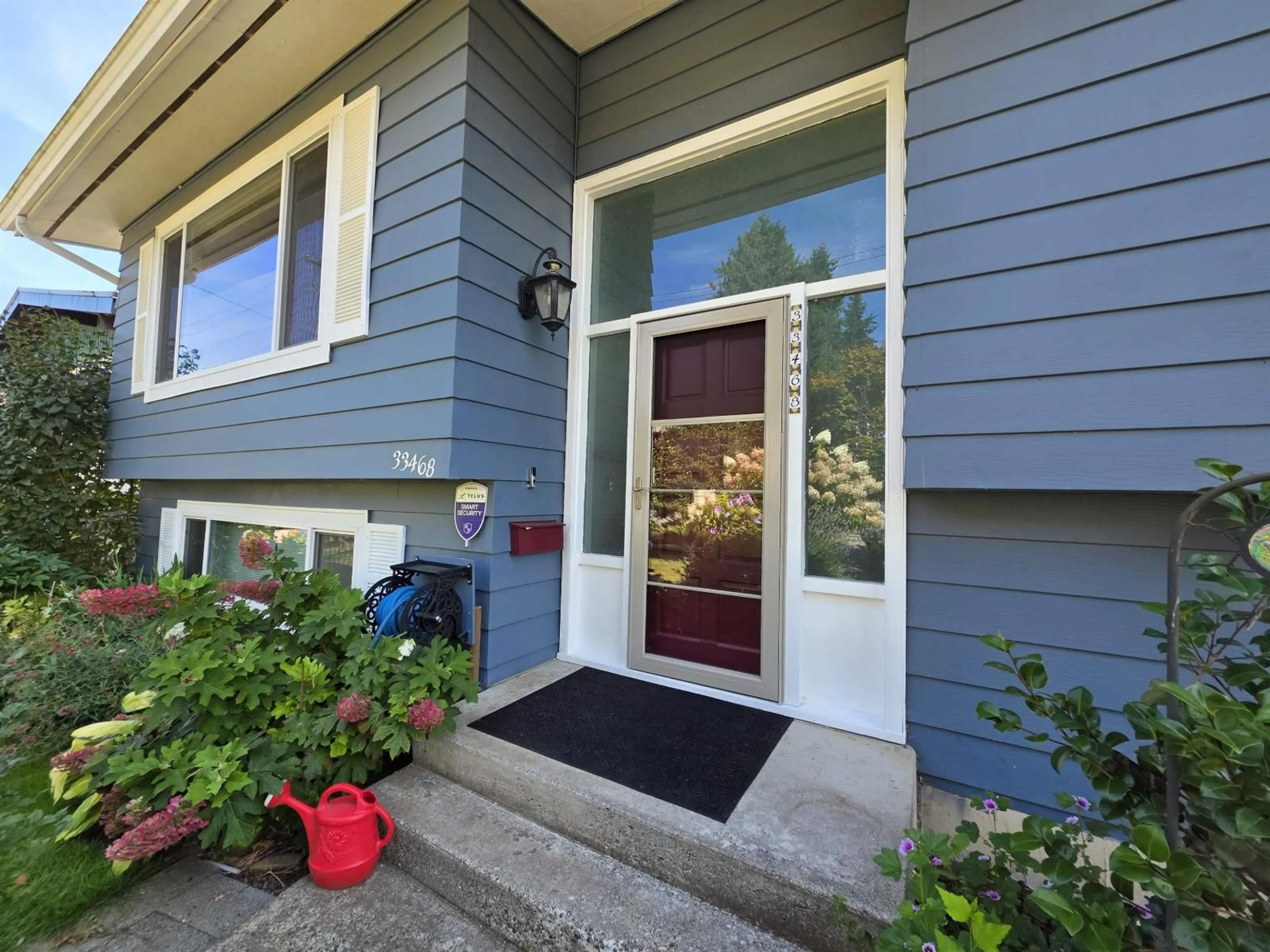 Indoor entryway for 33468 3RD, Mission British Columbia V2V1P4