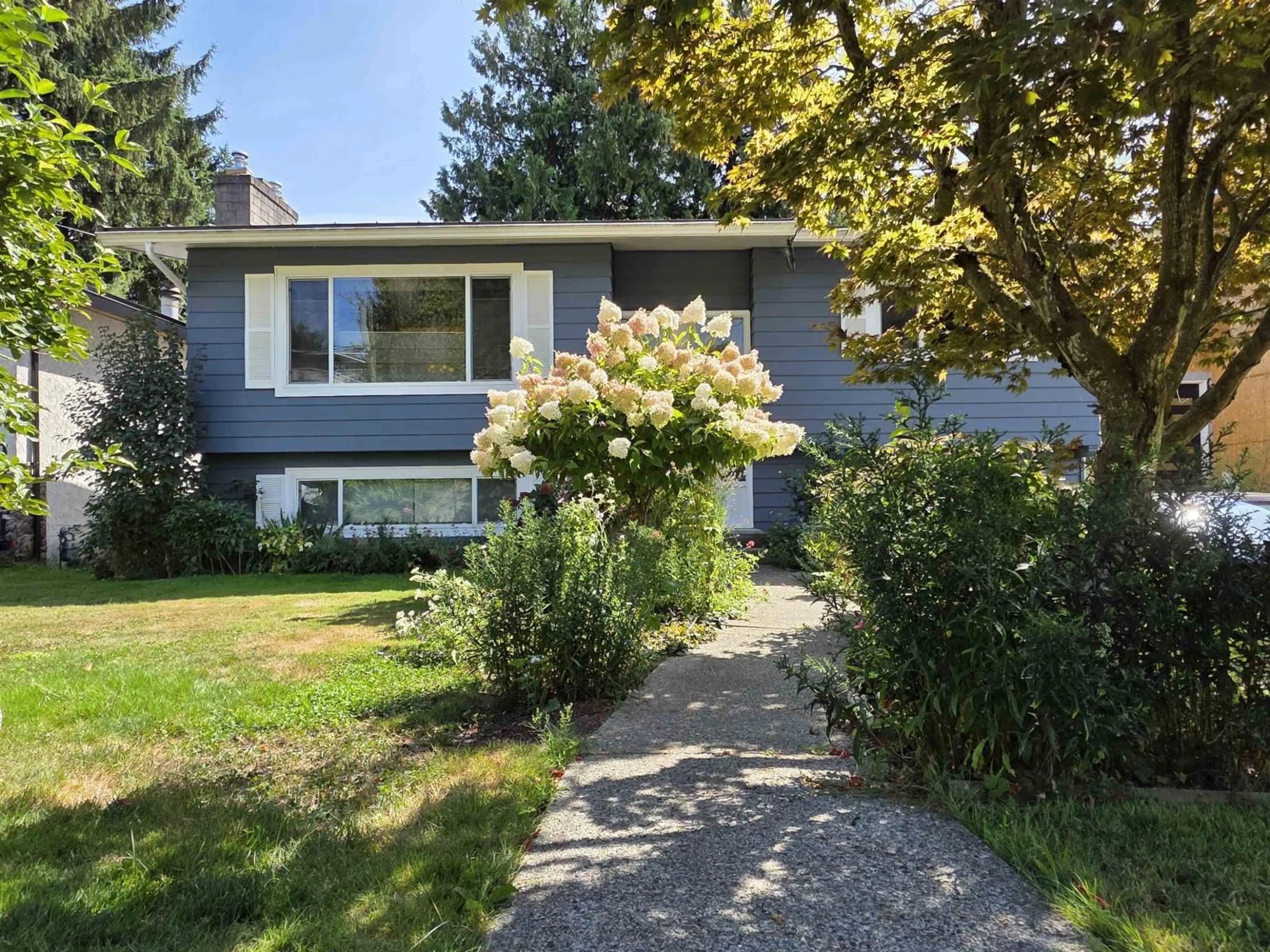 Home with vinyl exterior material, street for 33468 3RD, Mission British Columbia V2V1P4