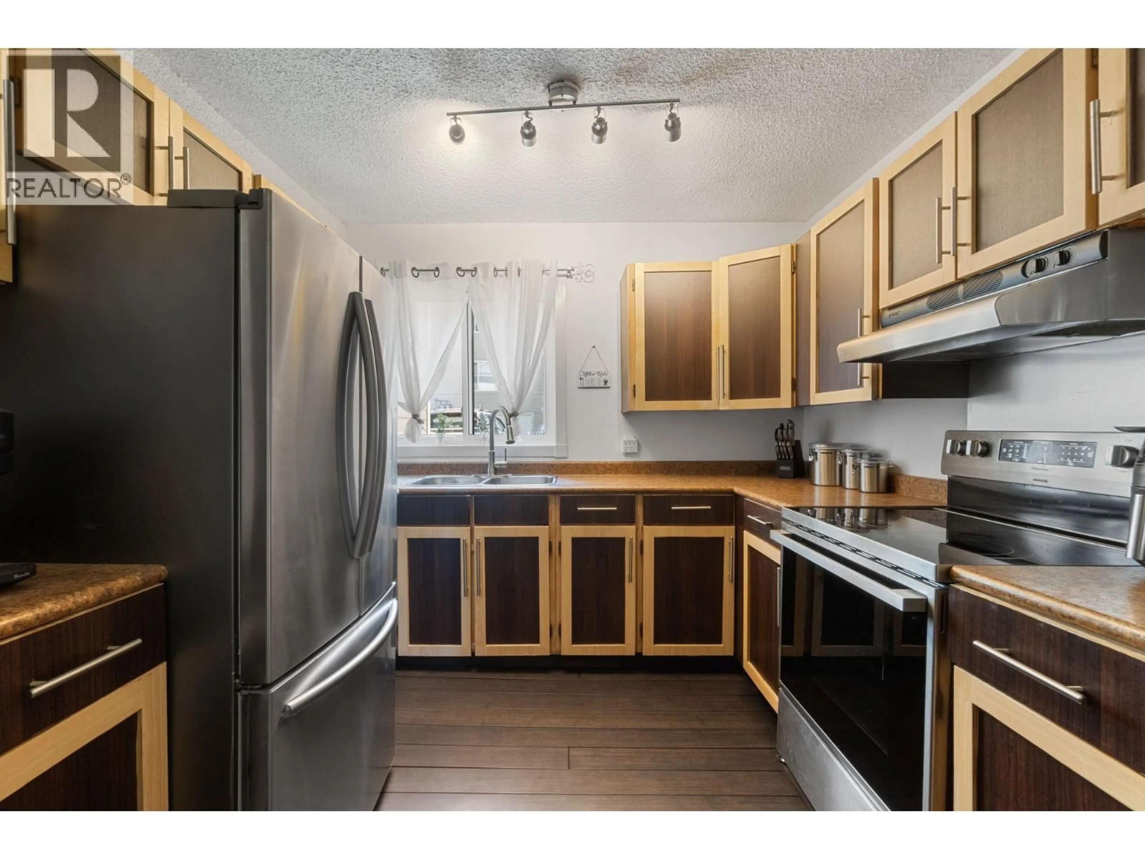 Standard kitchen, wood/laminate floor for 2082 SPRINGER AVENUE, Burnaby British Columbia V5B3M5