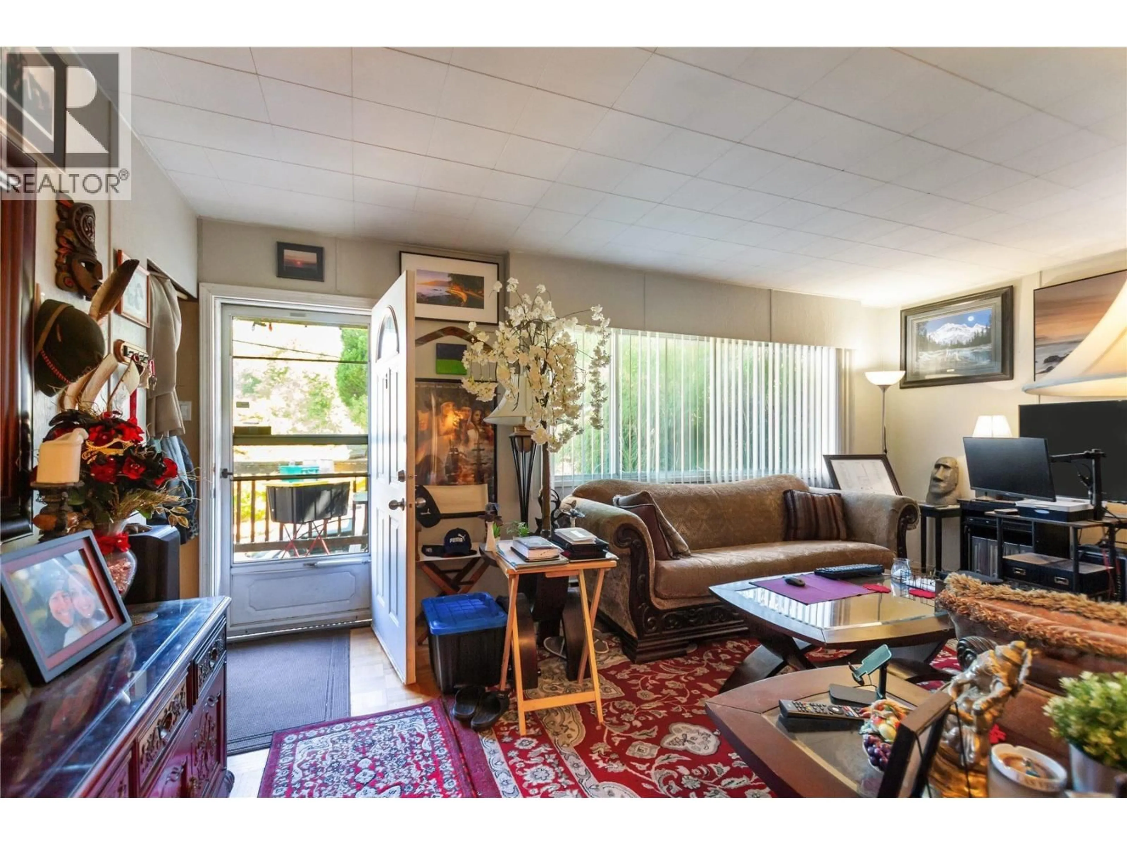 Living room with furniture, unknown for 2058 HILLSIDE AVENUE, Coquitlam British Columbia V3K1K7