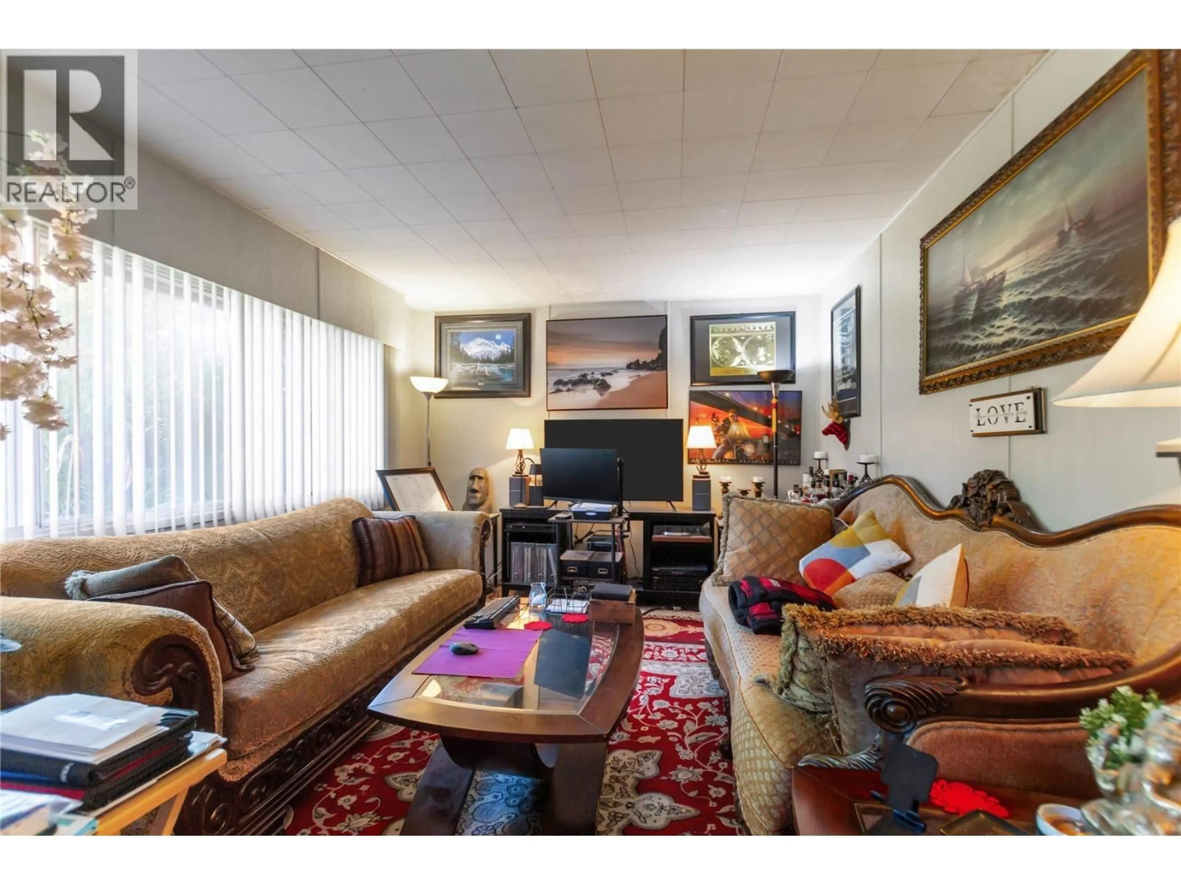 Living room with furniture, unknown for 2058 HILLSIDE AVENUE, Coquitlam British Columbia V3K1K7