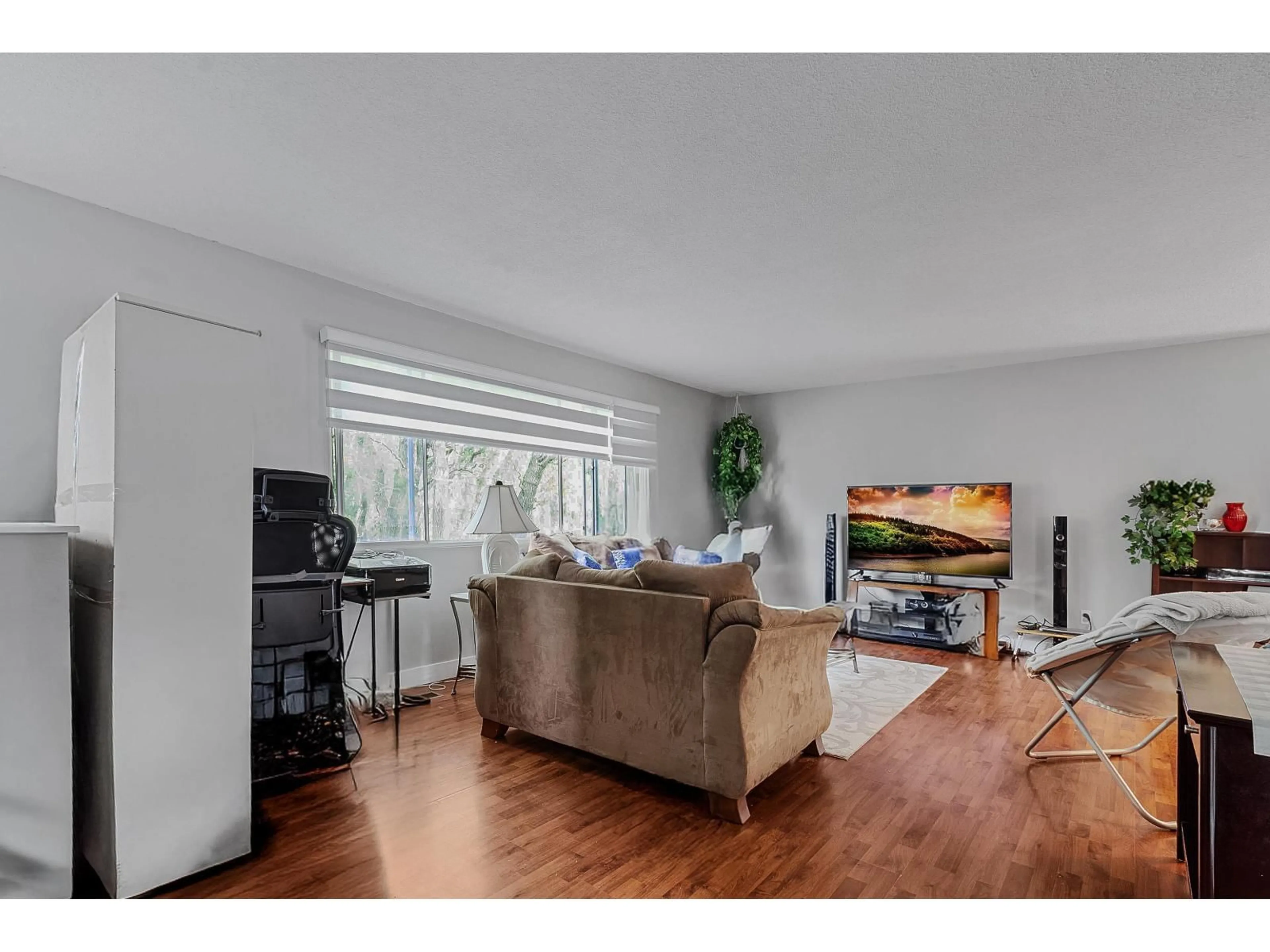 Living room with furniture, wood/laminate floor for 6395 EDSON DRIVE, Chilliwack British Columbia V2R4C1