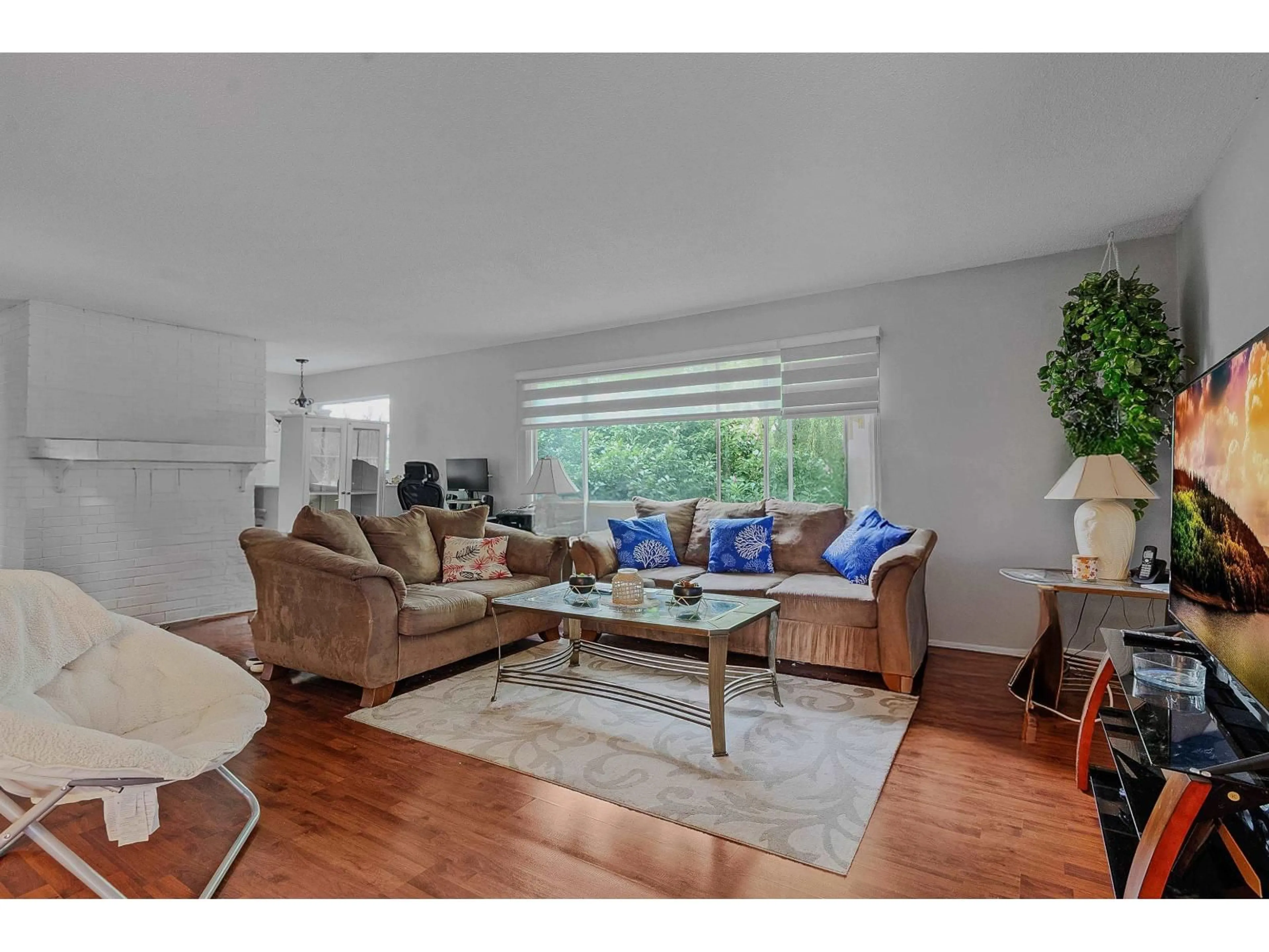 Living room with furniture, wood/laminate floor for 6395 EDSON DRIVE, Chilliwack British Columbia V2R4C1